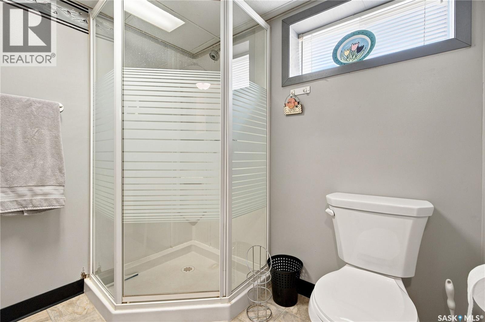 448 Robinson Street, Regina, SK - Indoor Photo Showing Bathroom