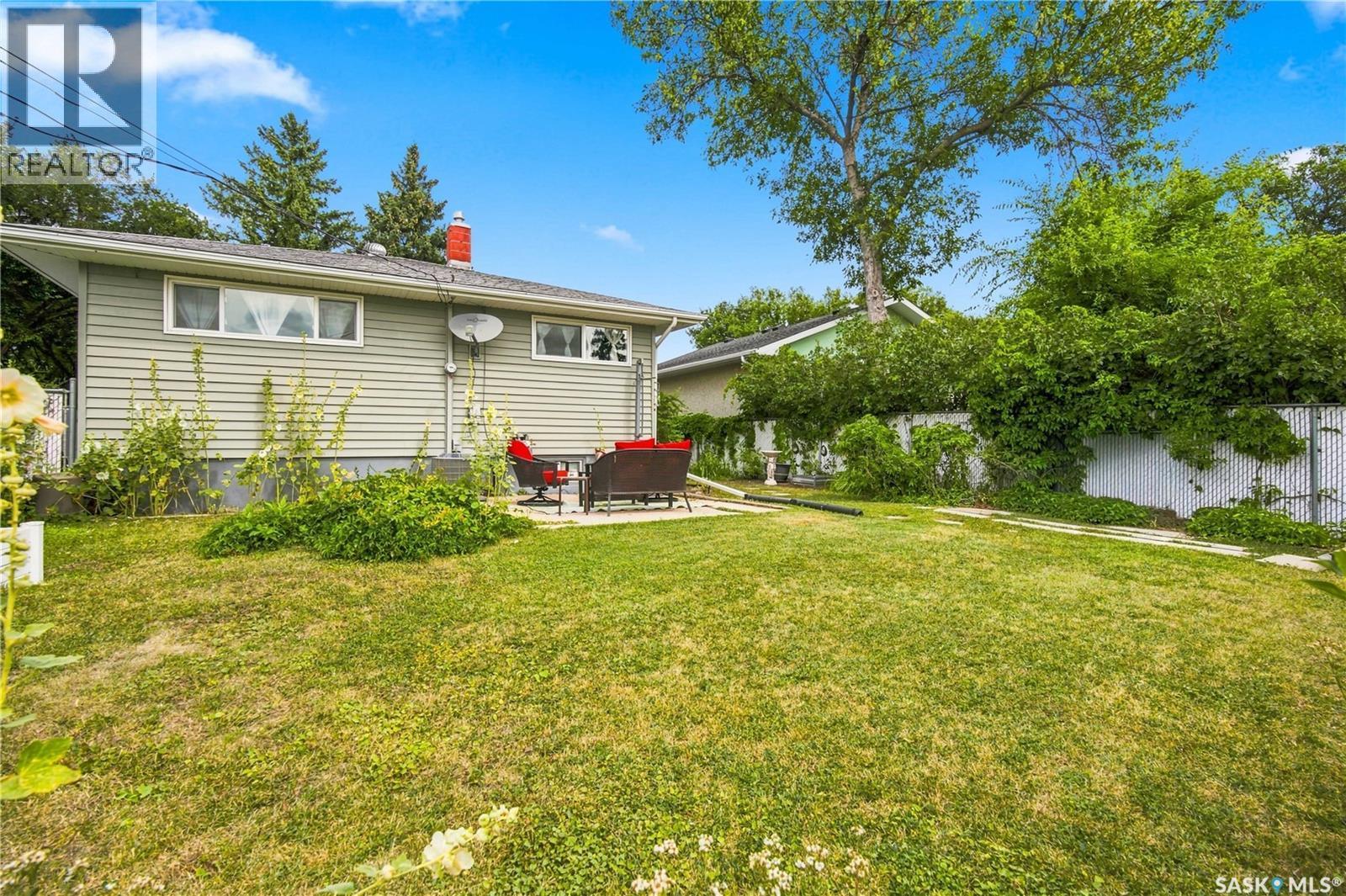 448 Robinson Street, Regina, SK - Outdoor