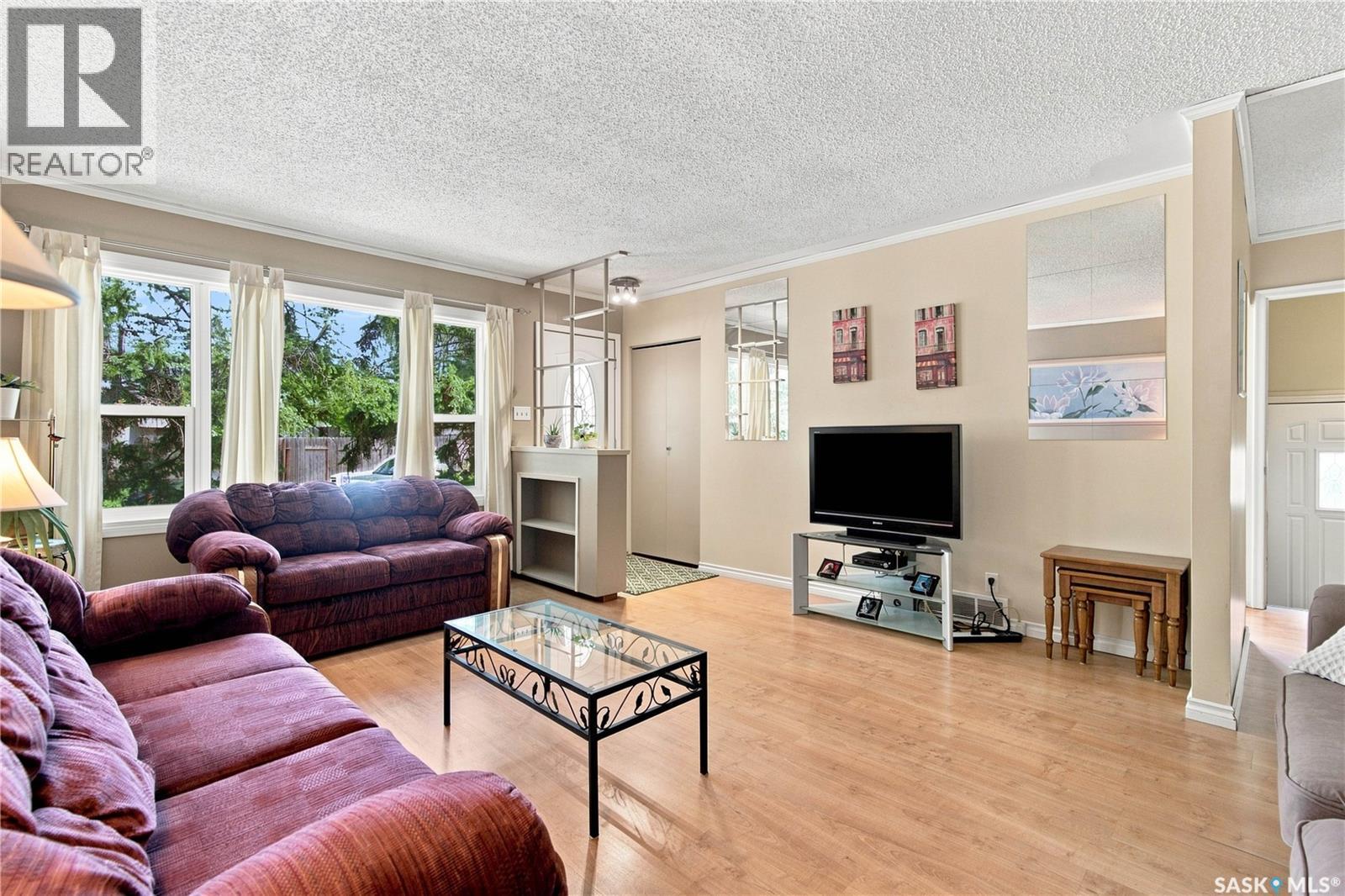 448 Robinson Street, Regina, SK - Indoor Photo Showing Living Room