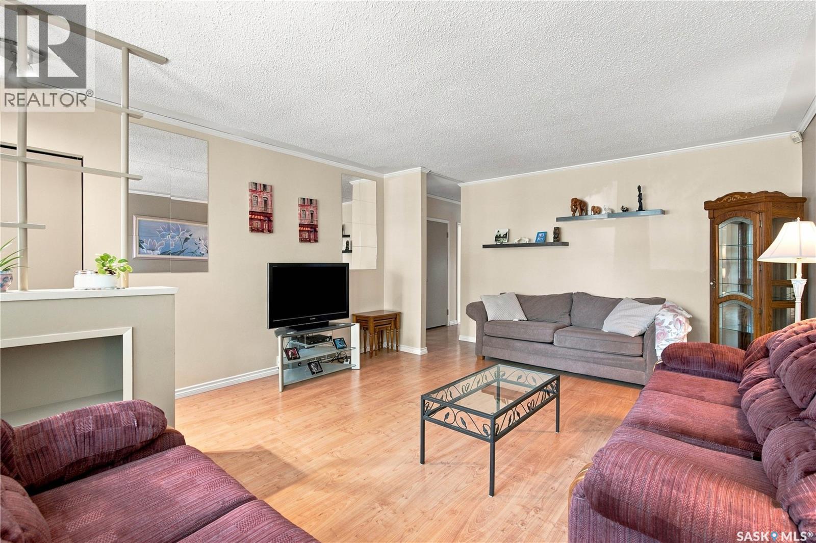 448 Robinson Street, Regina, SK - Indoor Photo Showing Living Room