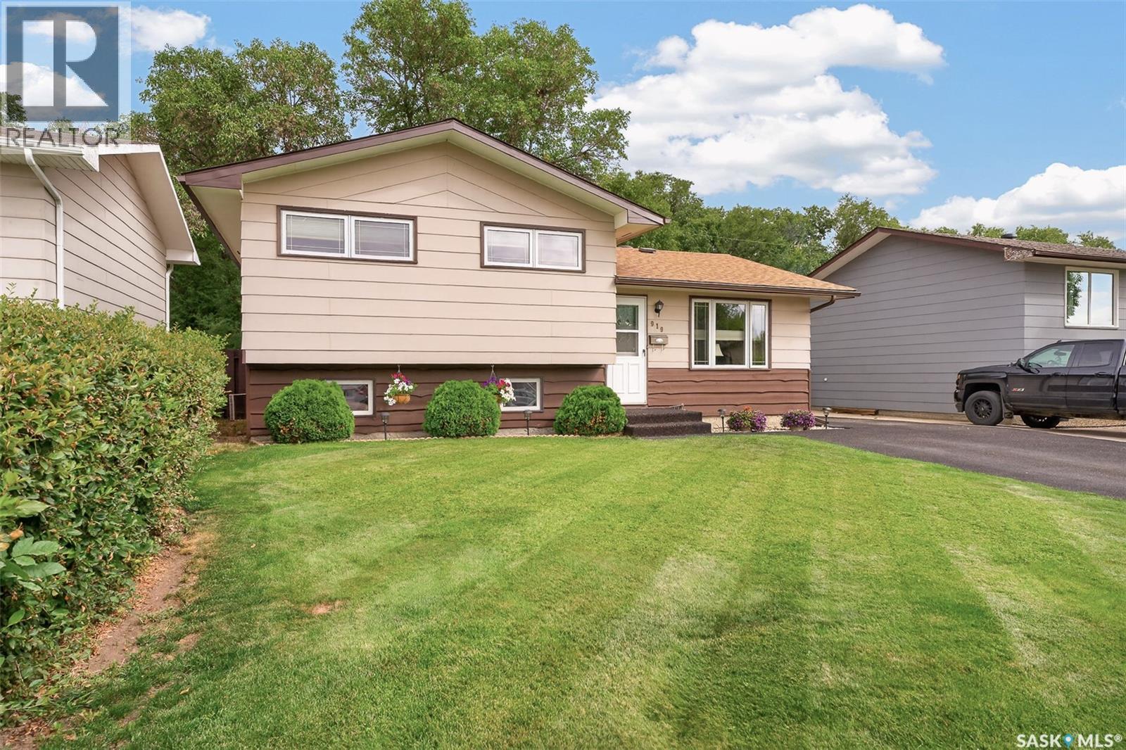 919 Holdsworth Crescent, Moose Jaw, SK - Outdoor