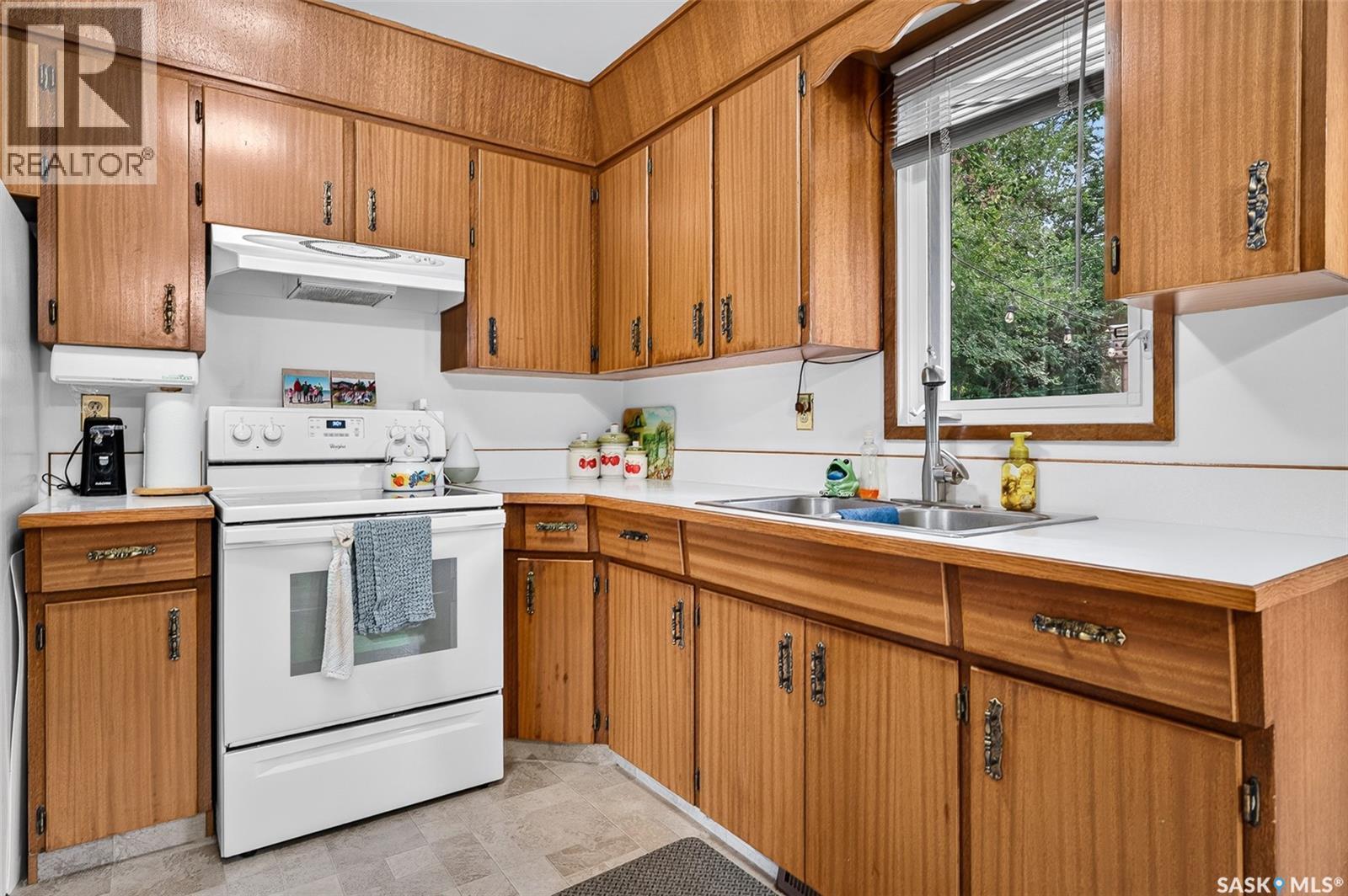 919 Holdsworth Crescent, Moose Jaw, SK - Indoor Photo Showing Kitchen With Double Sink