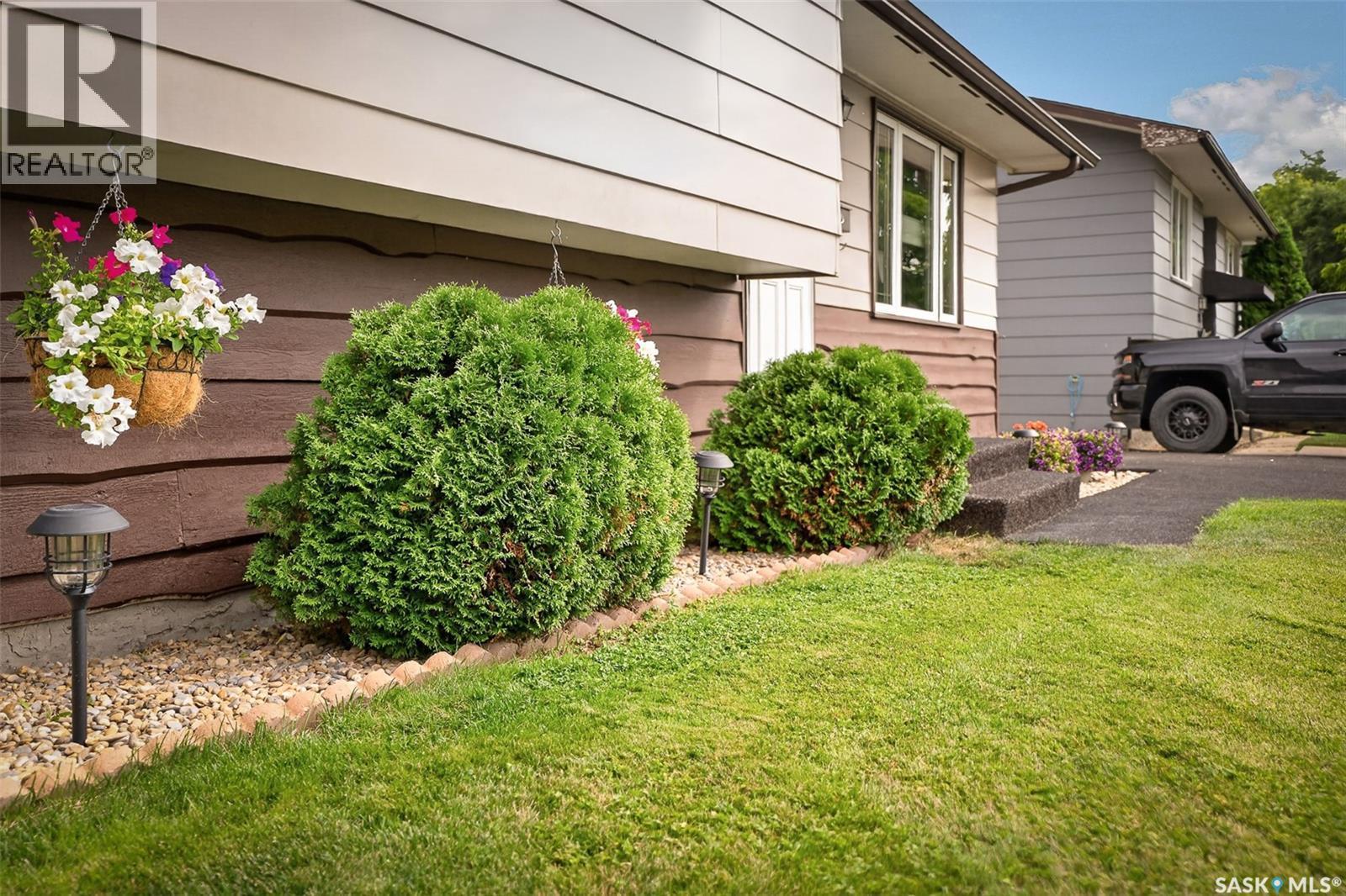 919 Holdsworth Crescent, Moose Jaw, SK - Outdoor