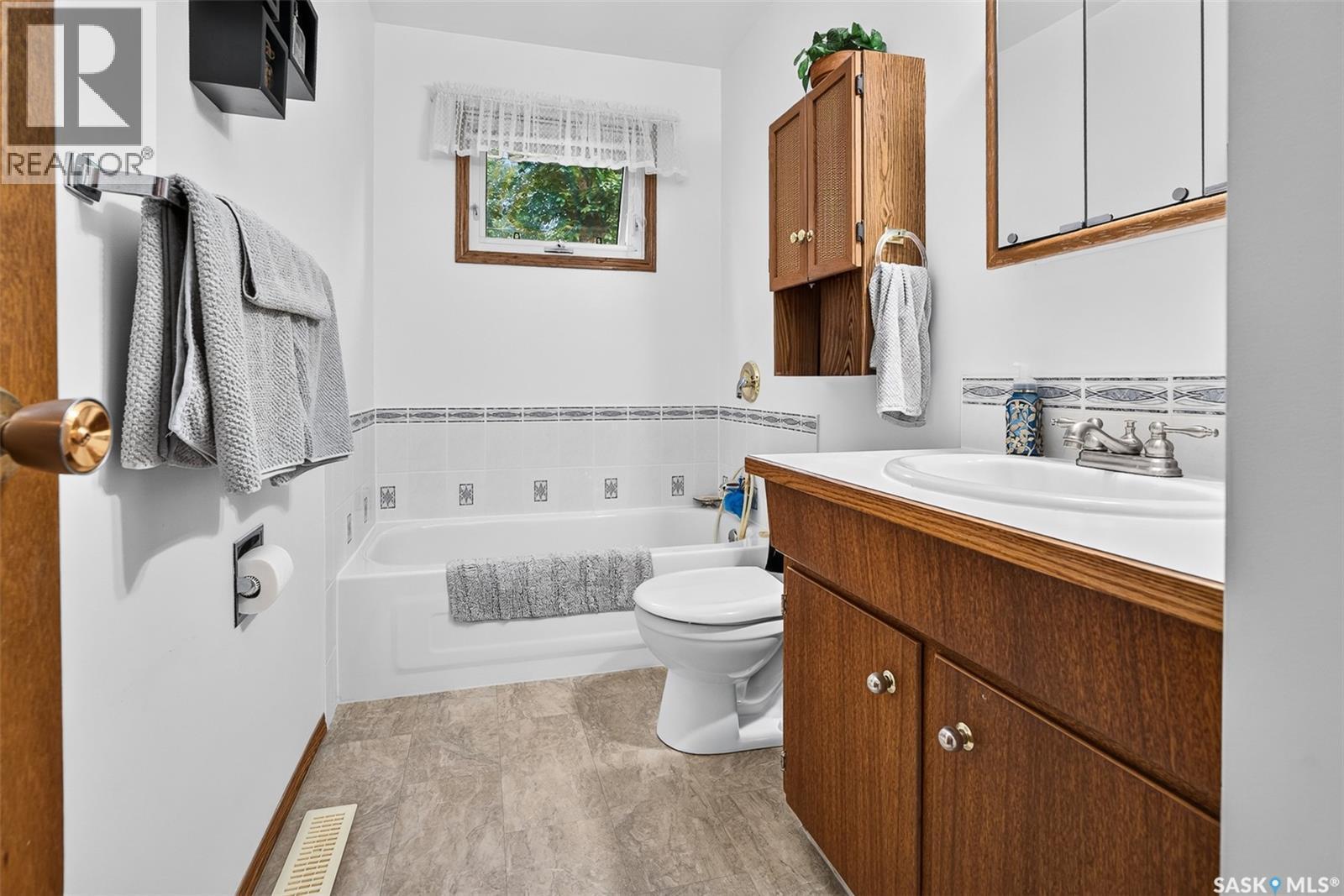 919 Holdsworth Crescent, Moose Jaw, SK - Indoor Photo Showing Bathroom