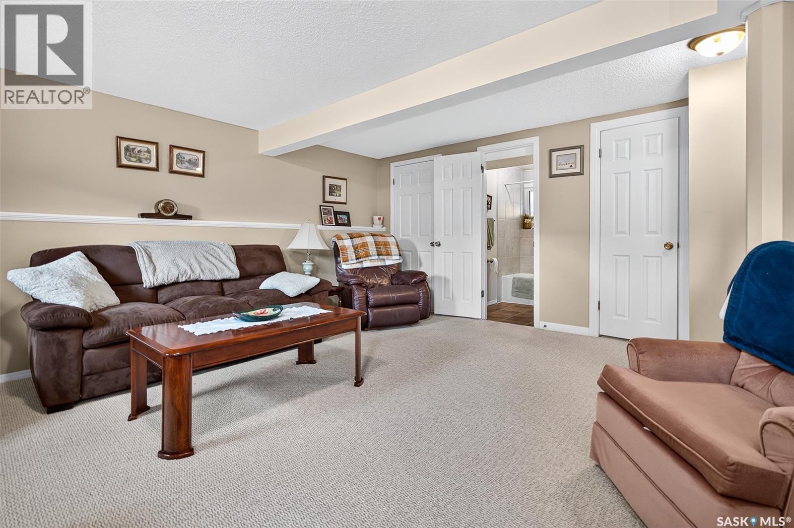 919 Holdsworth Crescent, Moose Jaw, SK - Indoor Photo Showing Living Room