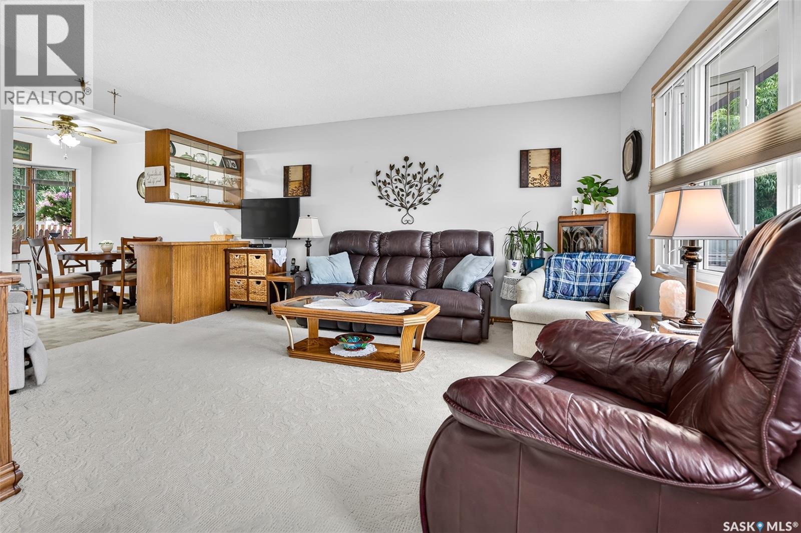 919 Holdsworth Crescent, Moose Jaw, SK - Indoor Photo Showing Living Room