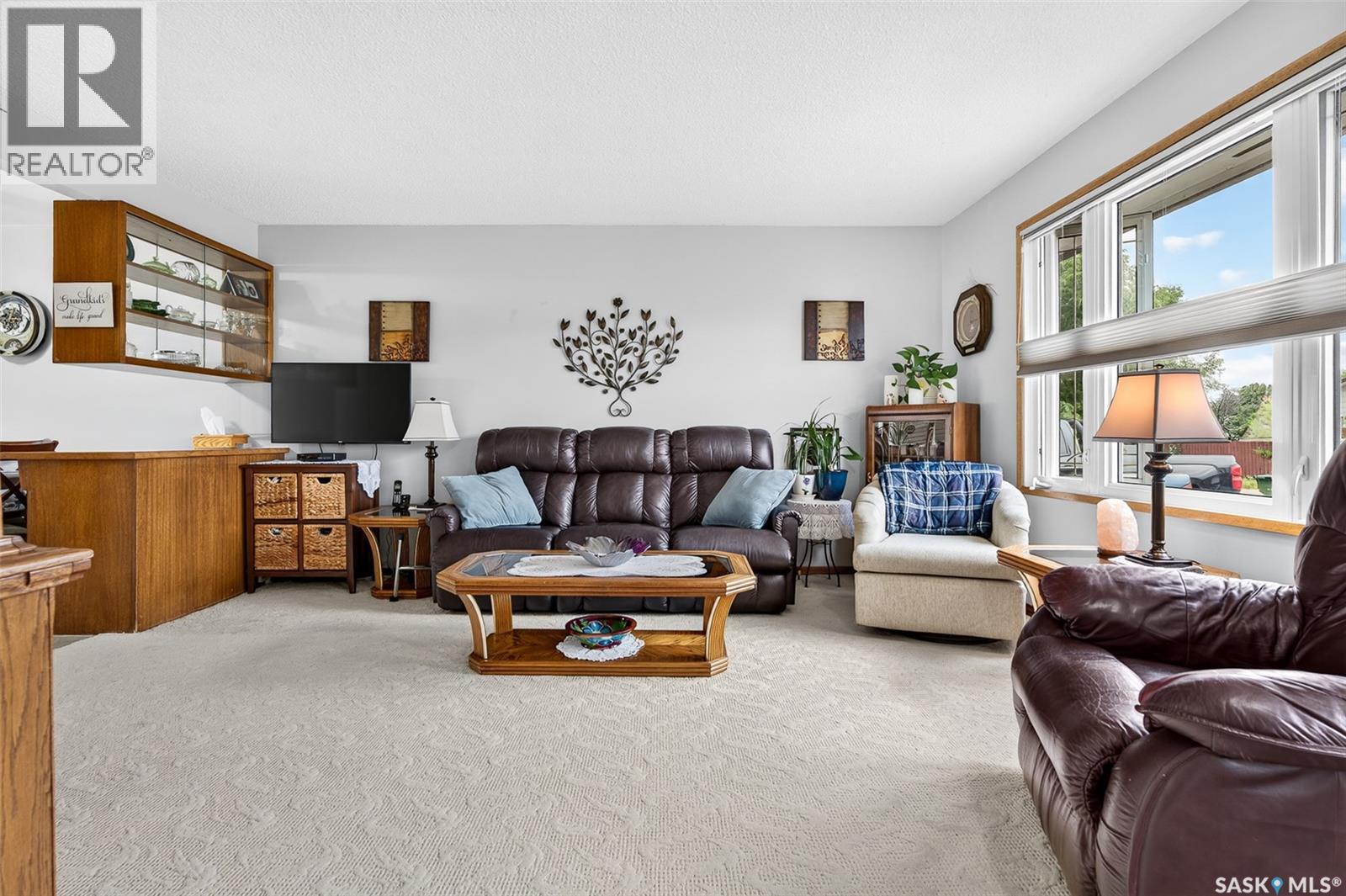 919 Holdsworth Crescent, Moose Jaw, SK - Indoor Photo Showing Living Room
