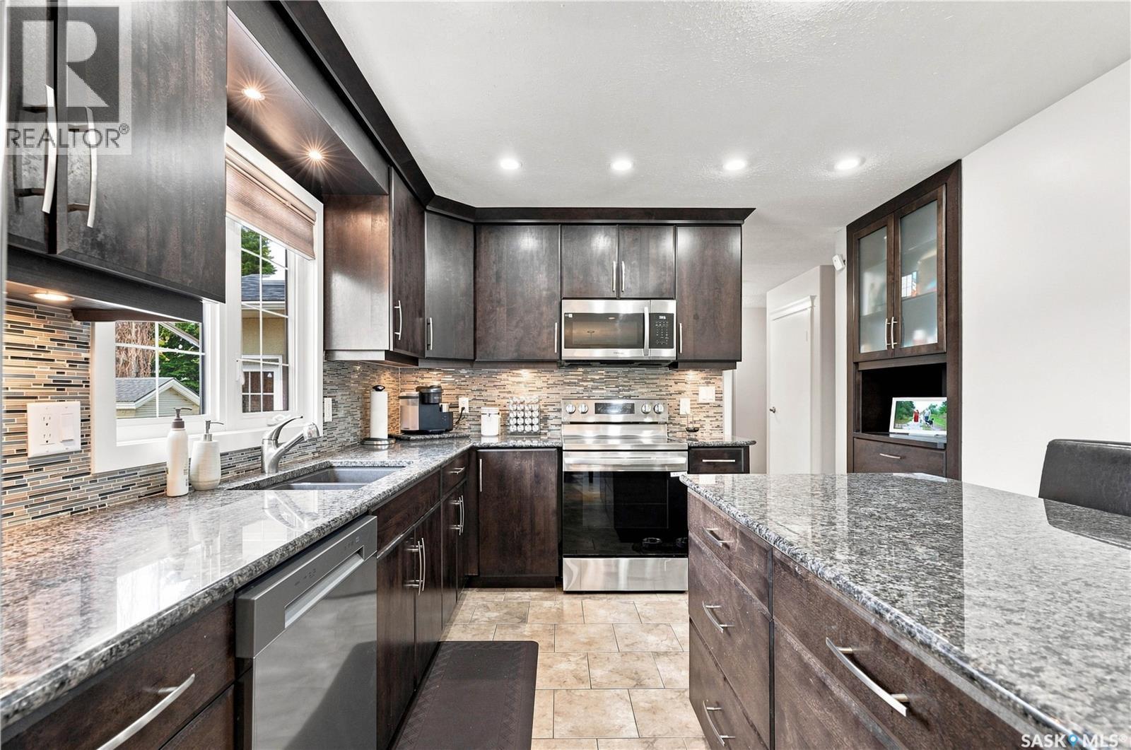 242 Auld Crescent, Saskatoon, SK - Indoor Photo Showing Kitchen With Double Sink With Upgraded Kitchen