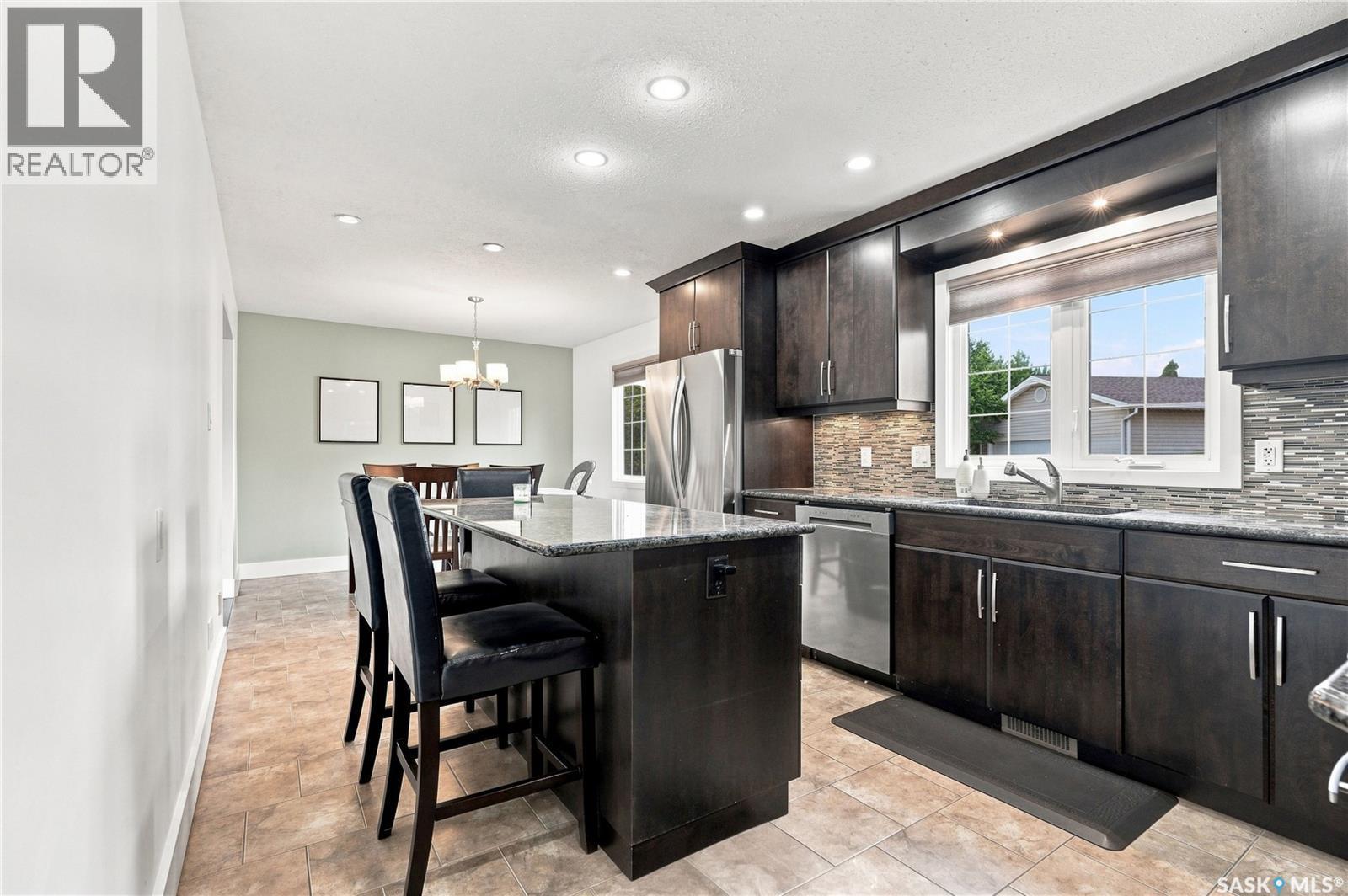 242 Auld Crescent, Saskatoon, SK - Indoor Photo Showing Kitchen With Upgraded Kitchen