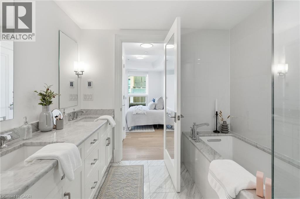 2060 Lakeshore Road Unit# 310, Burlington, ON - Indoor Photo Showing Bathroom