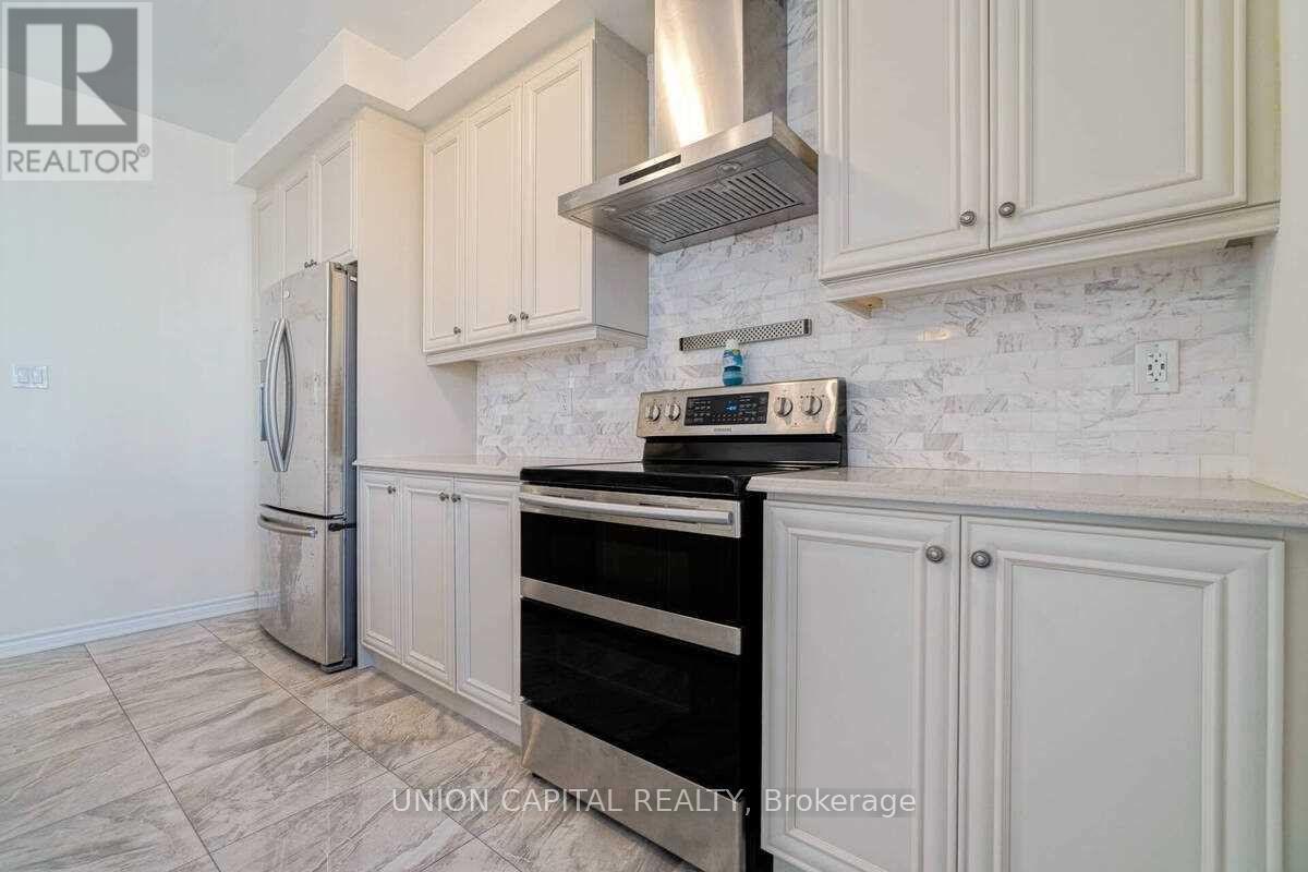 90 Cornell Centre Boulevard, Markham, ON - Indoor Photo Showing Kitchen