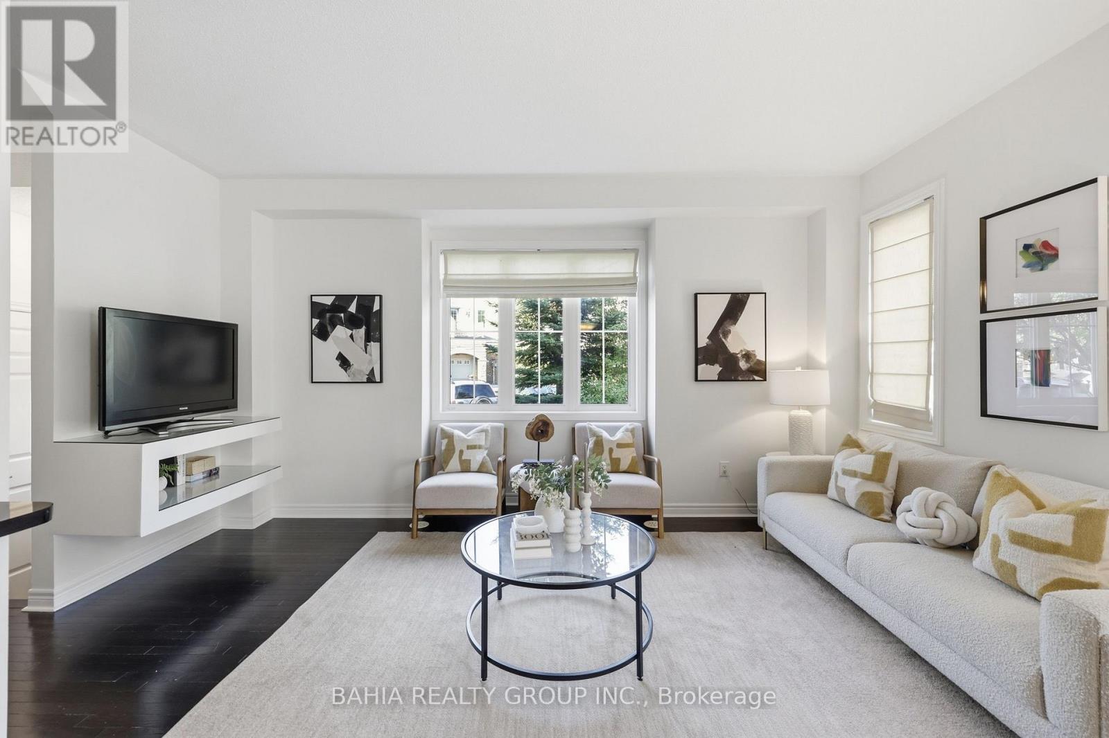 55 Cedar Lake Crescent E, Brampton, ON - Indoor Photo Showing Living Room