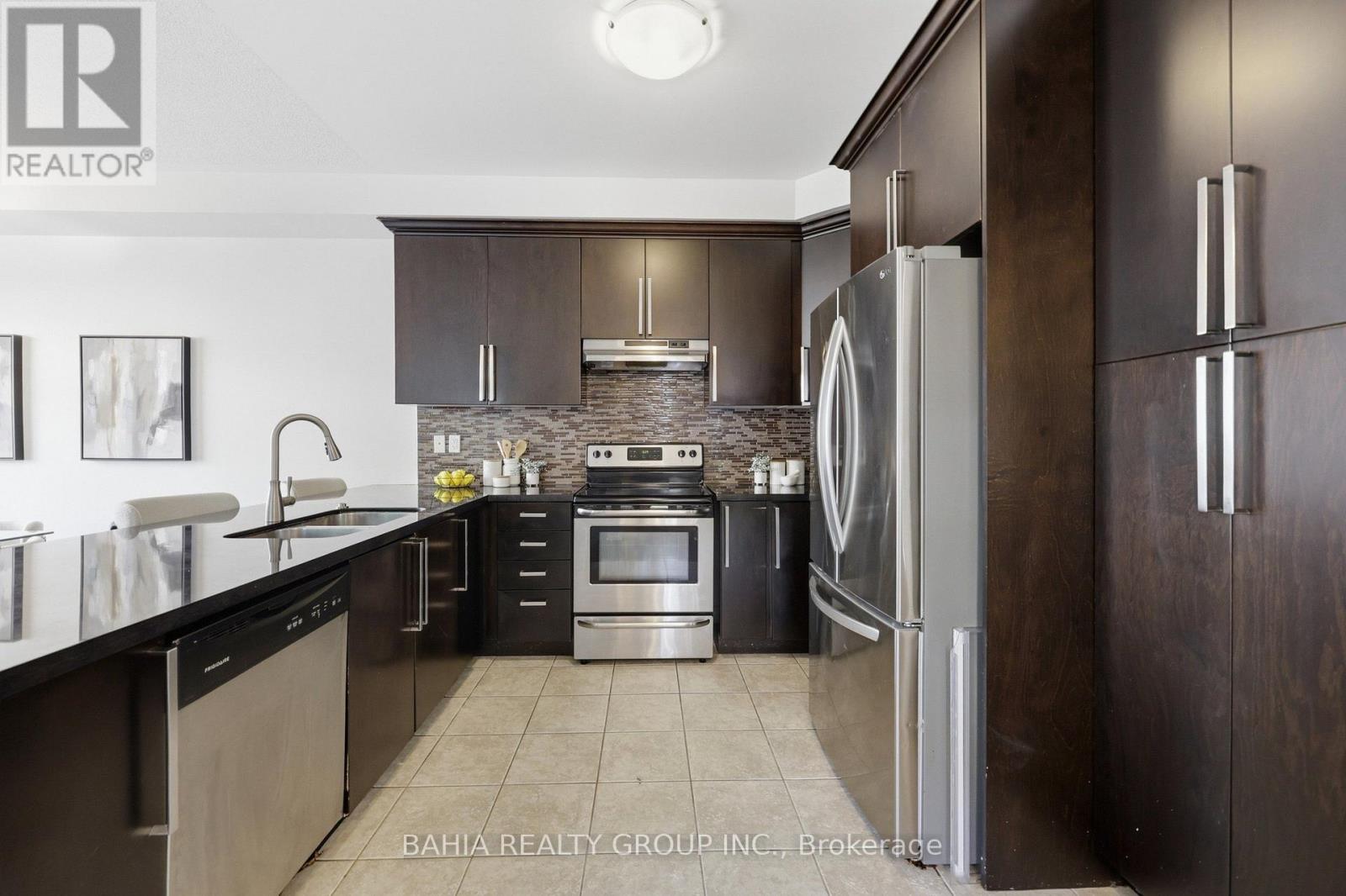 55 Cedar Lake Crescent E, Brampton, ON - Indoor Photo Showing Kitchen With Upgraded Kitchen