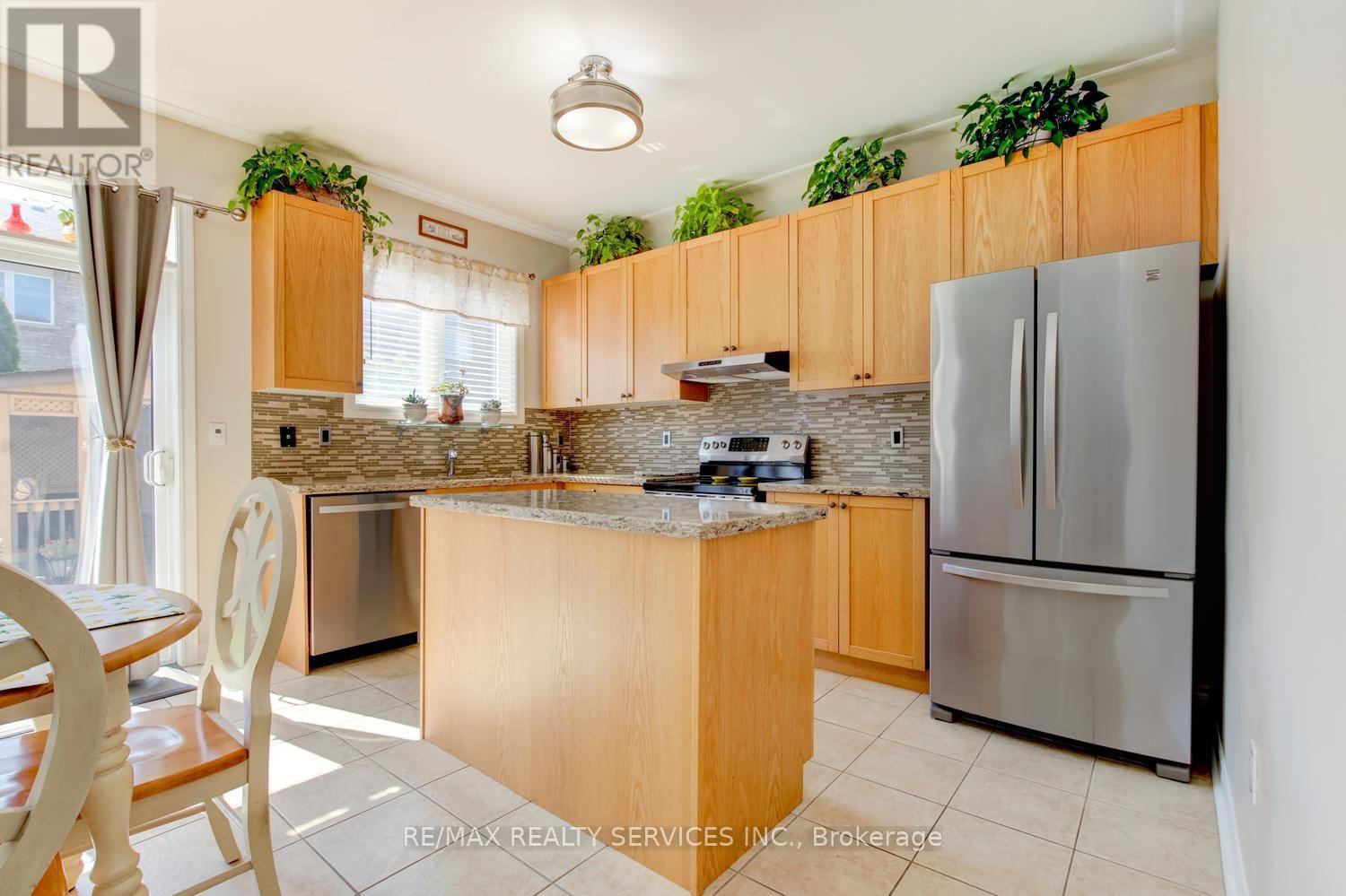 35 Hardgate Crescent, Brampton, ON - Indoor Photo Showing Kitchen With Stainless Steel Kitchen
