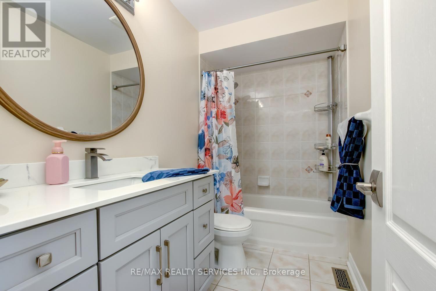 35 Hardgate Crescent, Brampton, ON - Indoor Photo Showing Bathroom