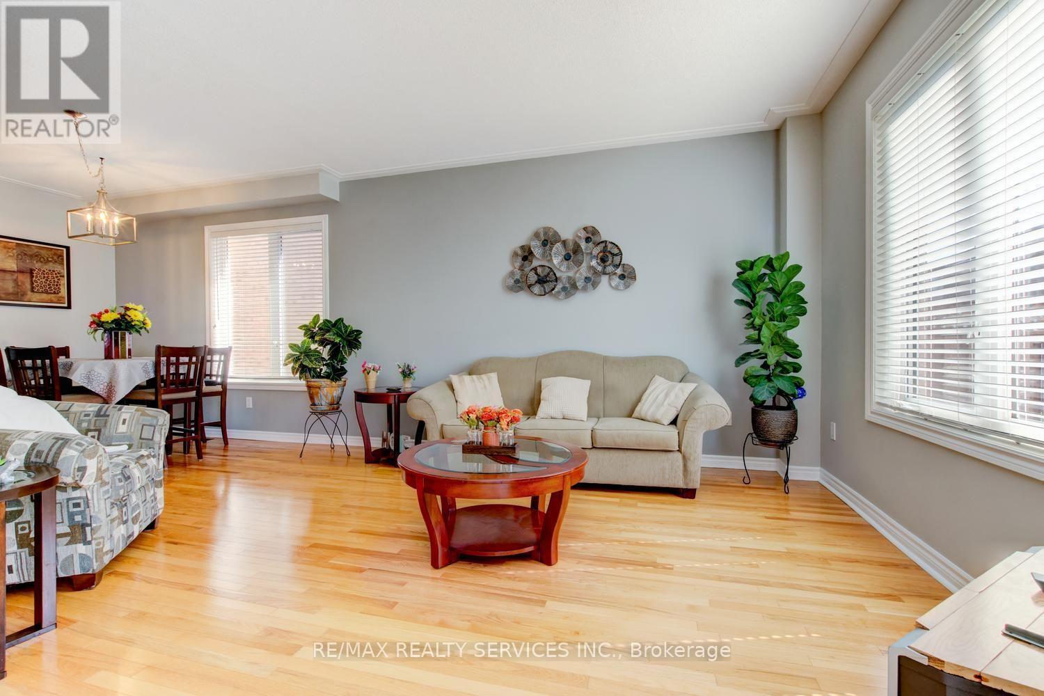 35 Hardgate Crescent, Brampton, ON - Indoor Photo Showing Living Room
