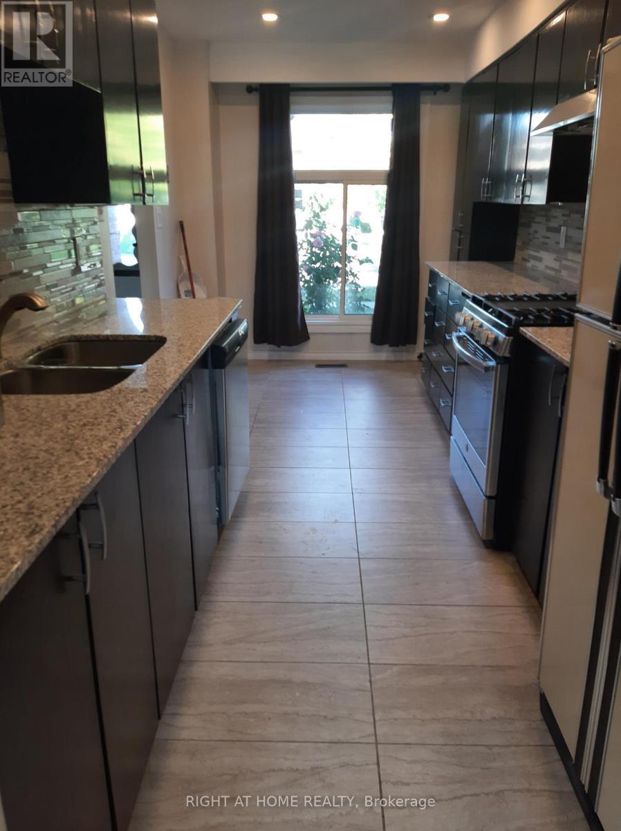 39 Hockley Path, Brampton, ON - Indoor Photo Showing Kitchen With Double Sink With Upgraded Kitchen