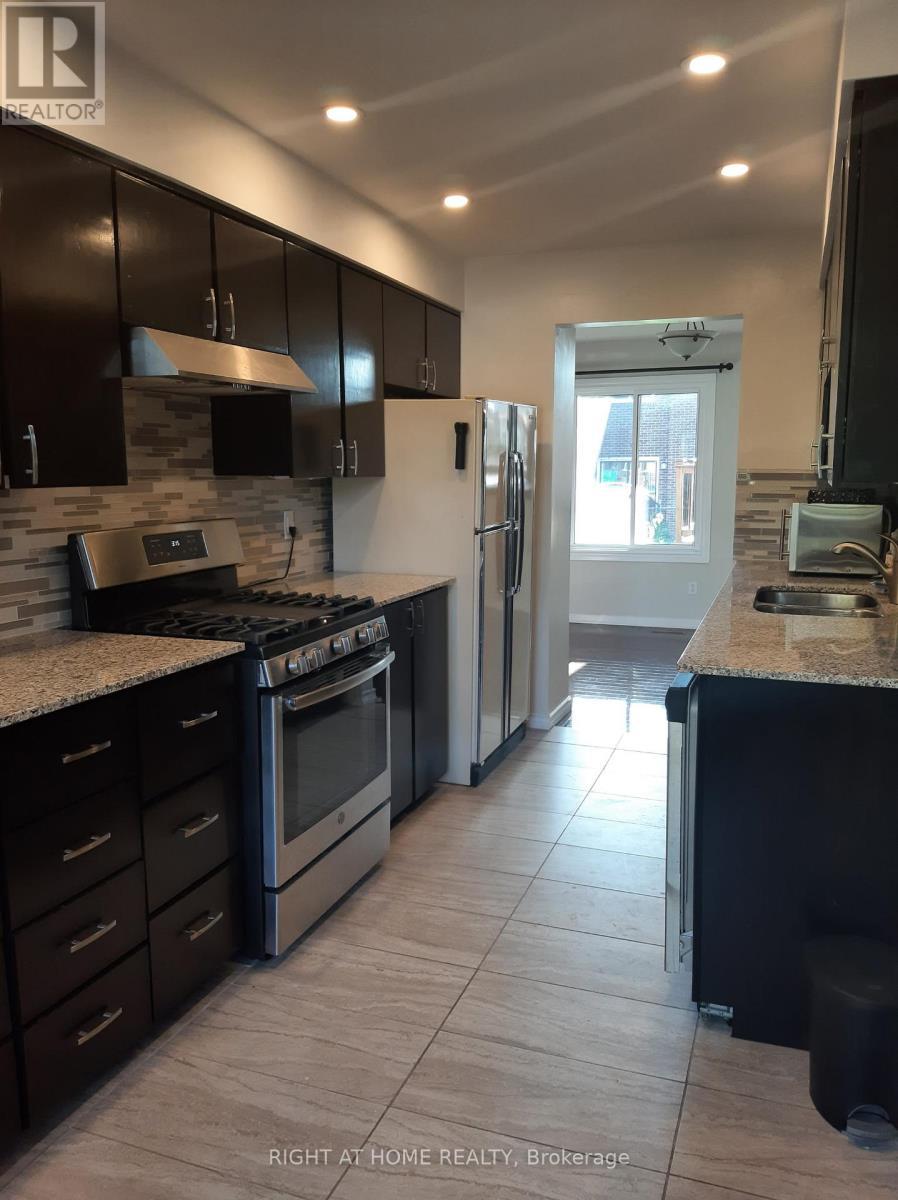 39 Hockley Path, Brampton, ON - Indoor Photo Showing Kitchen With Double Sink