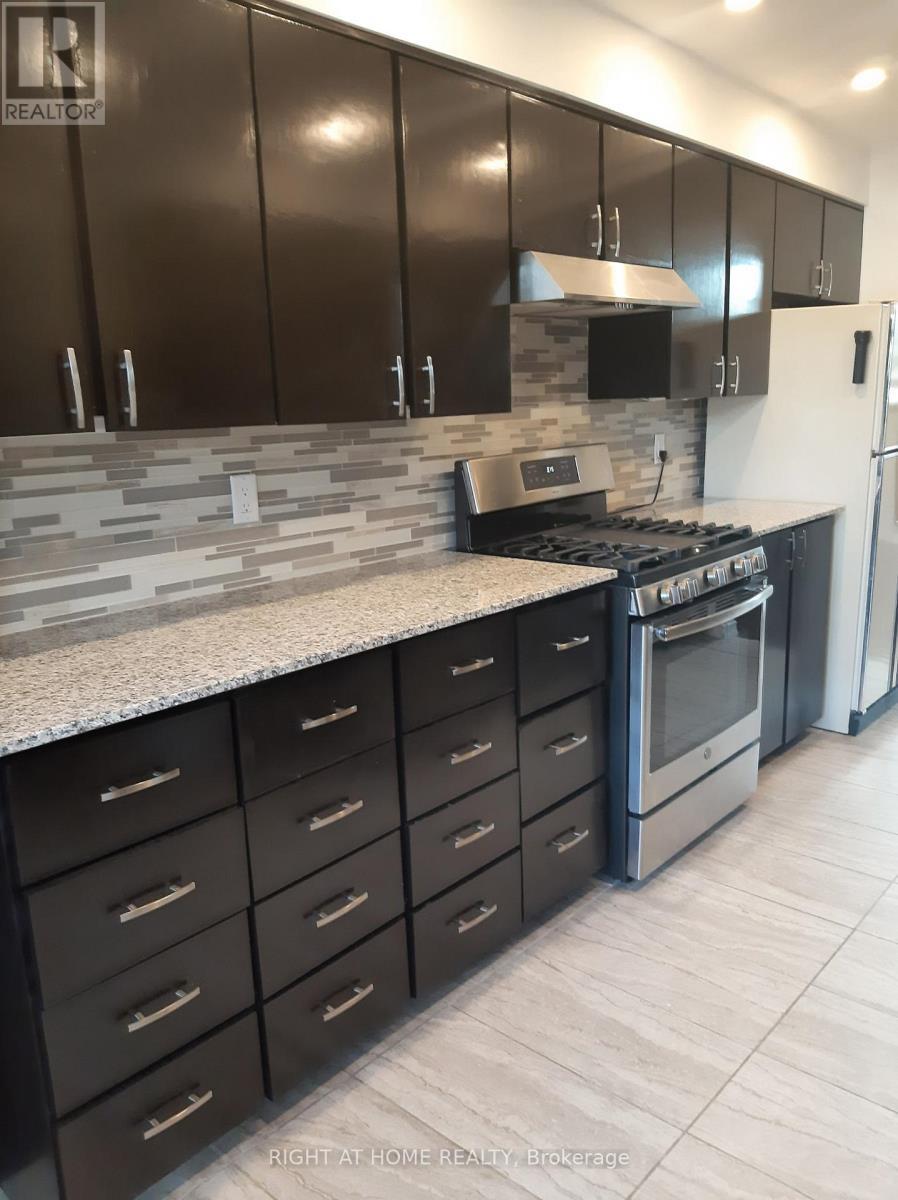 39 Hockley Path, Brampton, ON - Indoor Photo Showing Kitchen With Upgraded Kitchen