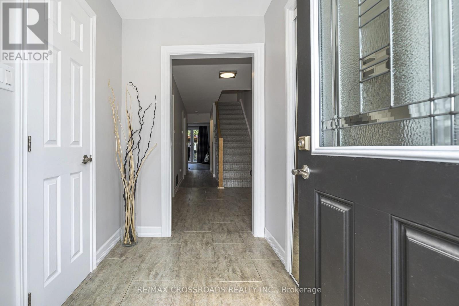 Bright & Spacious Front Entry - 655 Dodsworth Crescent, Mississauga, ON - Indoor Photo Showing Other Room