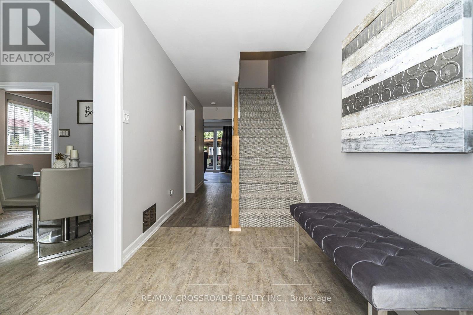 Vinyl Tile, New baseboards, trim, railings+++ - 655 Dodsworth Crescent, Mississauga, ON - Indoor Photo Showing Other Room