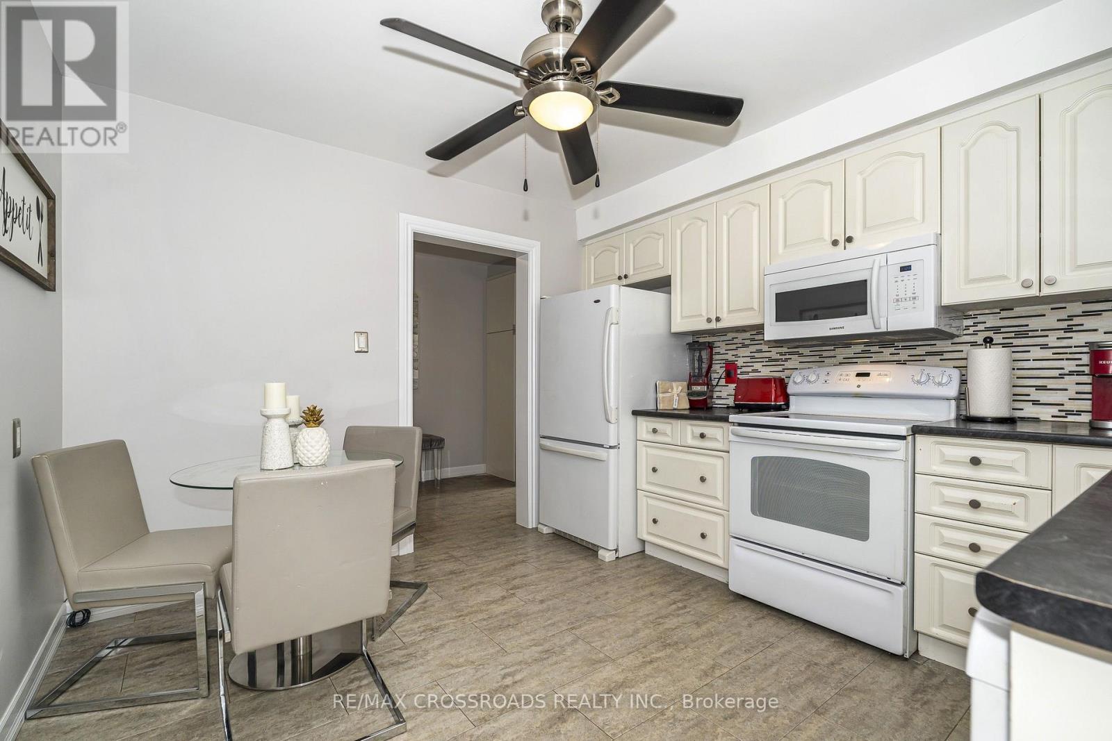 Bright & Spacious White Kitchen w/ Picture Windo - 655 Dodsworth Crescent, Mississauga, ON - Indoor Photo Showing Kitchen