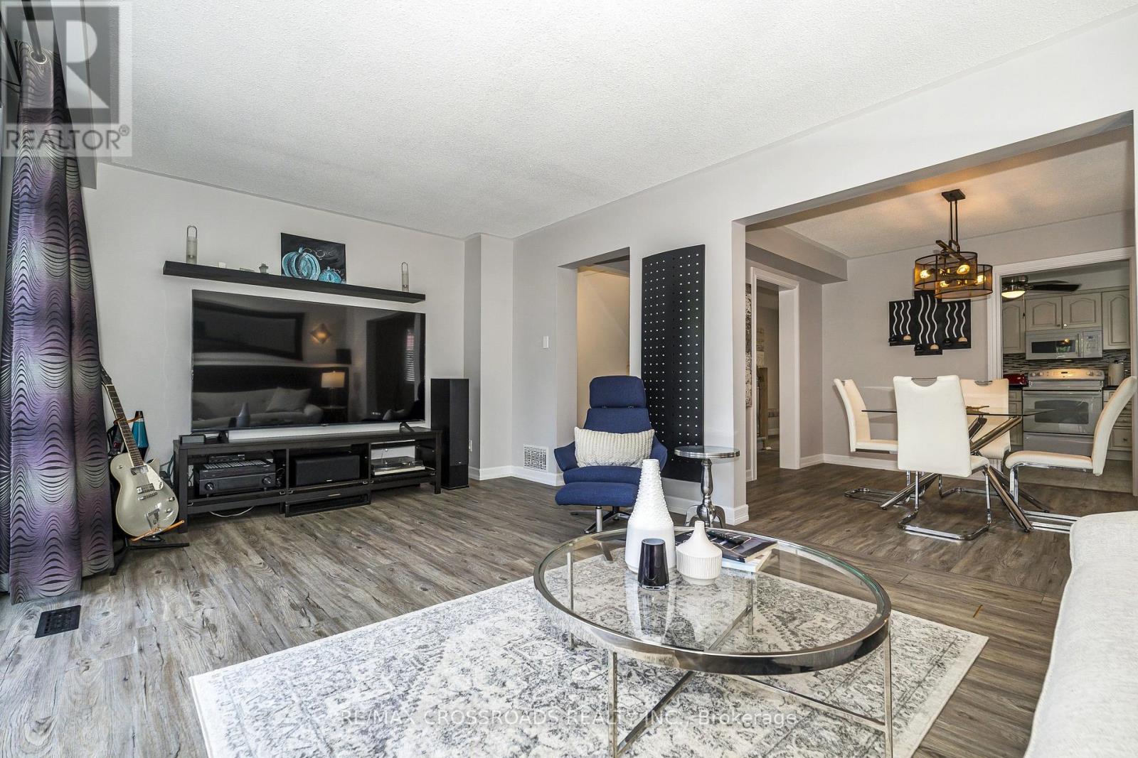 Fabulous Flowing Design-Slick Laminate Flooring - 655 Dodsworth Crescent, Mississauga, ON - Indoor Photo Showing Living Room