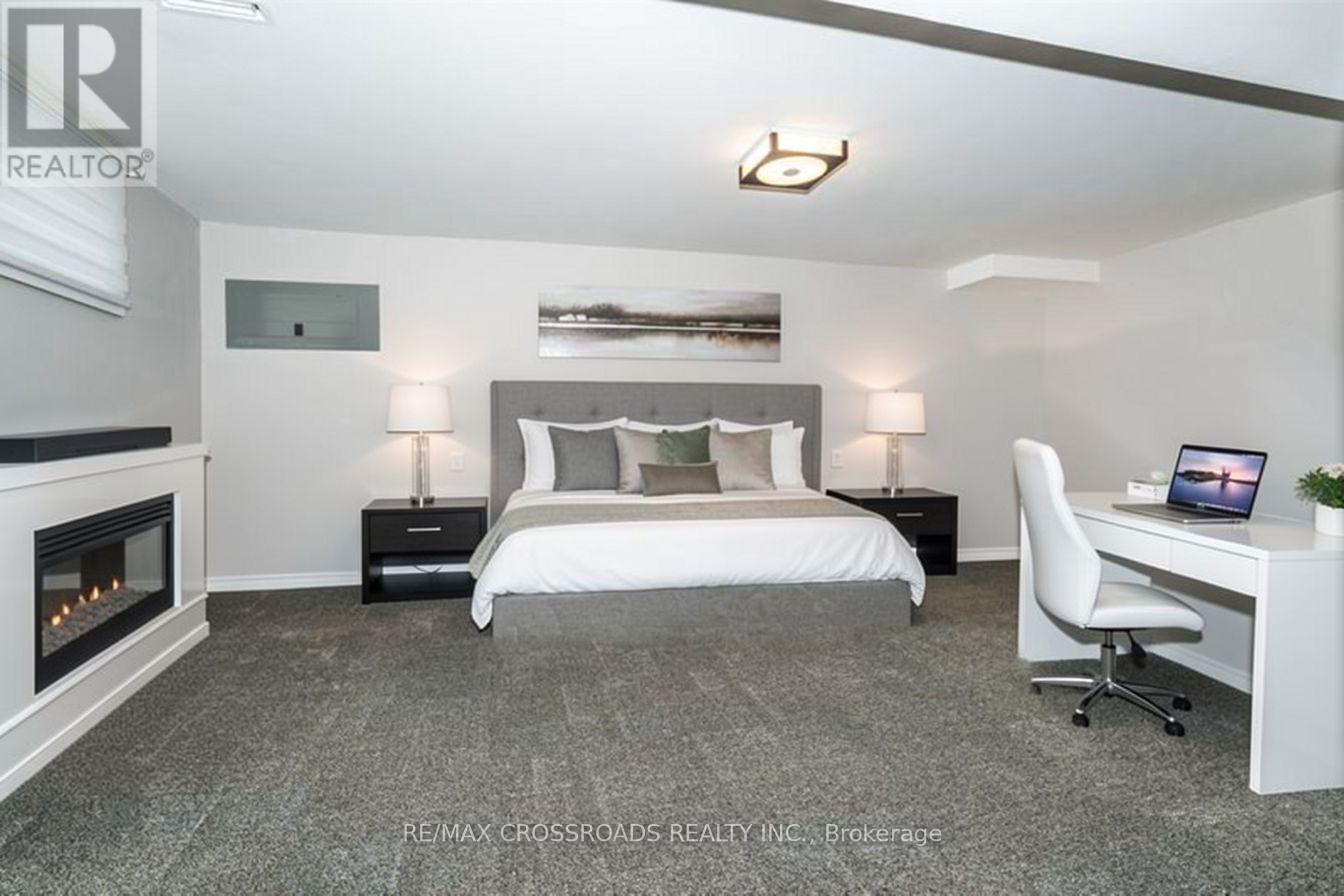 Easily used as 1 or 2 bedrooms! (virtually staged) - 655 Dodsworth Crescent, Mississauga, ON - Indoor Photo Showing Bedroom
