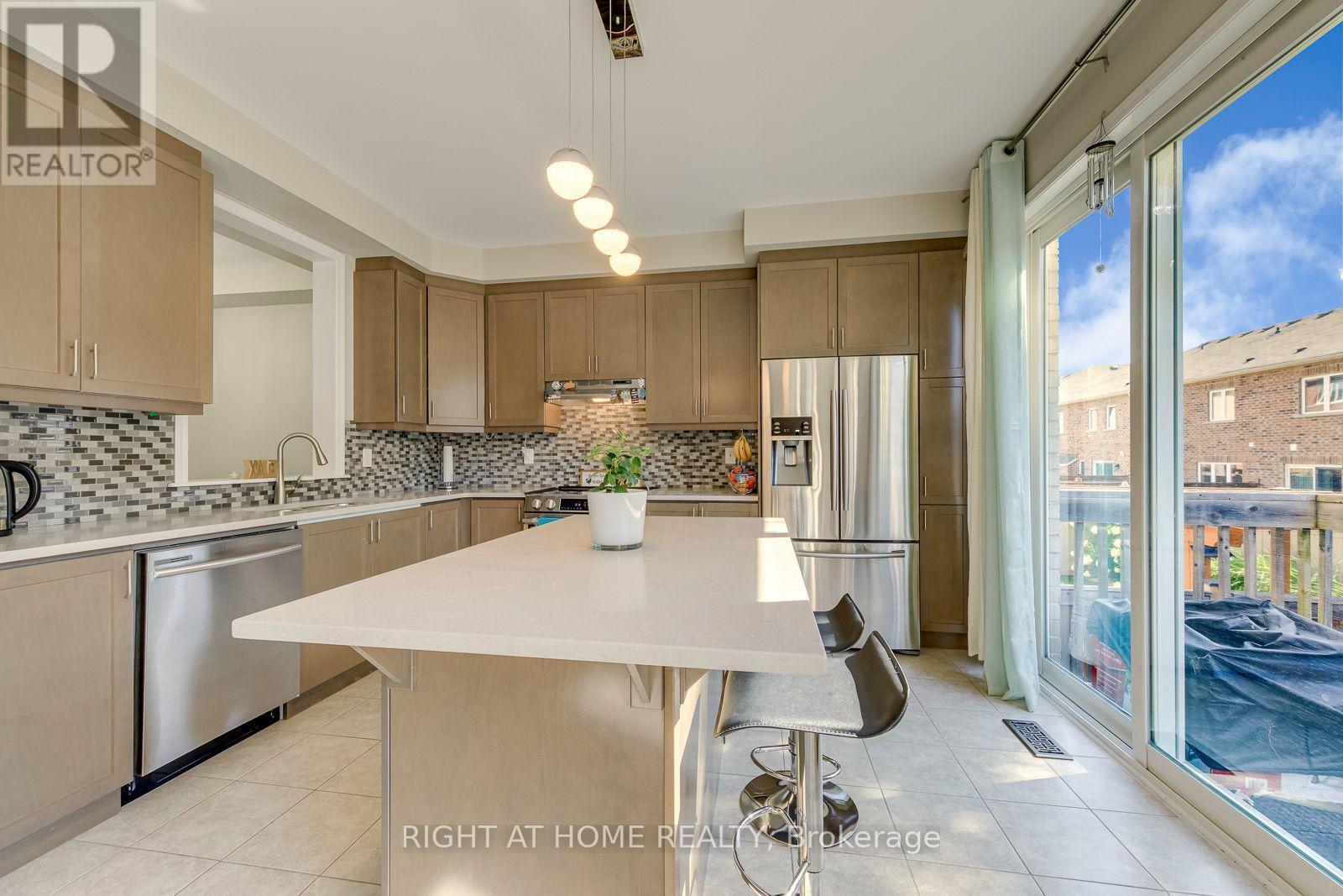 40 Stillwater Crescent, Hamilton, ON - Indoor Photo Showing Kitchen With Upgraded Kitchen