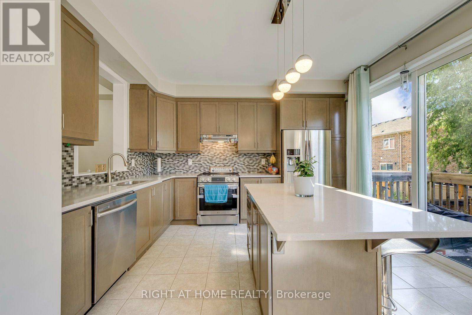 40 Stillwater Crescent, Hamilton, ON - Indoor Photo Showing Kitchen With Upgraded Kitchen