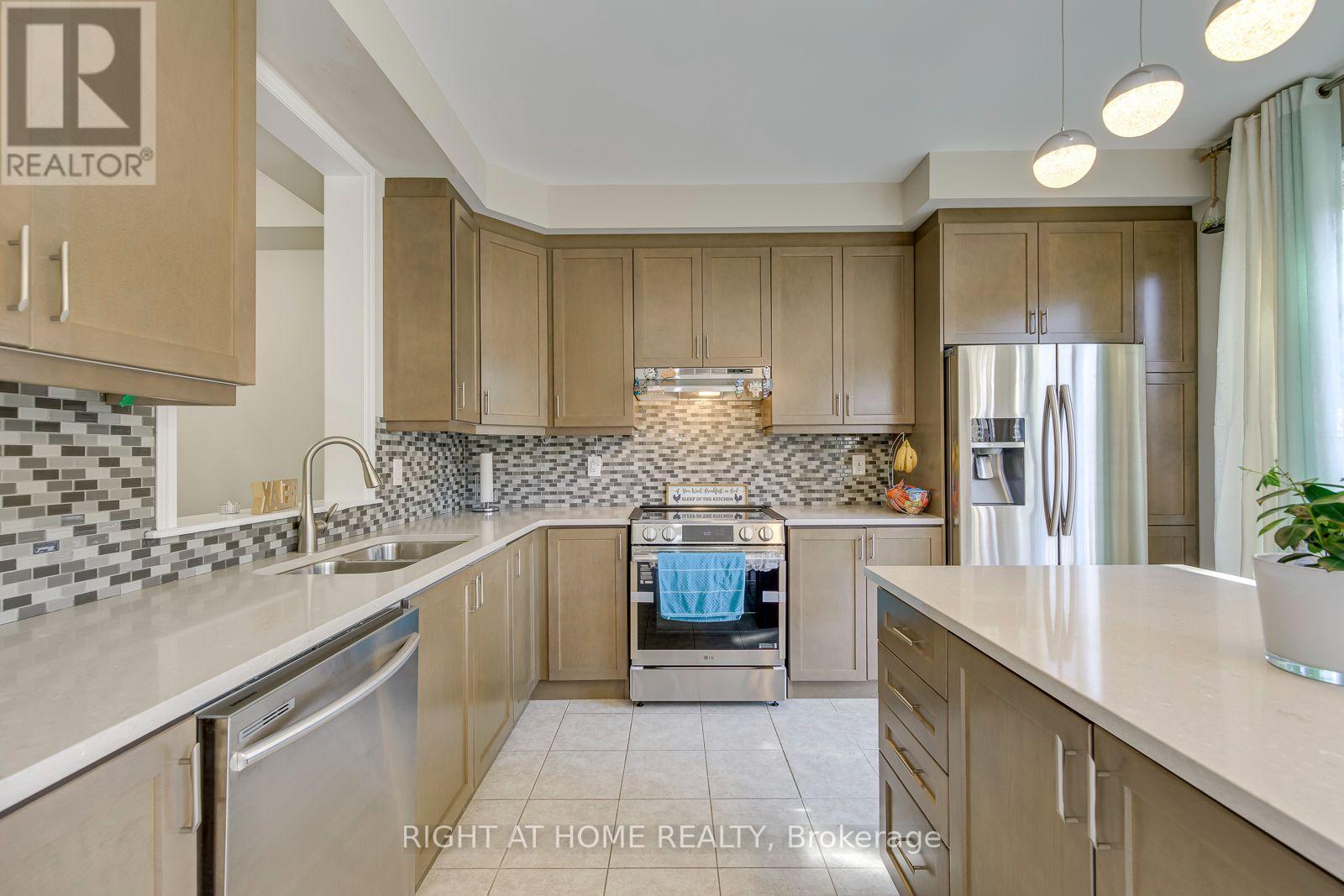 40 Stillwater Crescent, Hamilton, ON - Indoor Photo Showing Kitchen With Double Sink With Upgraded Kitchen