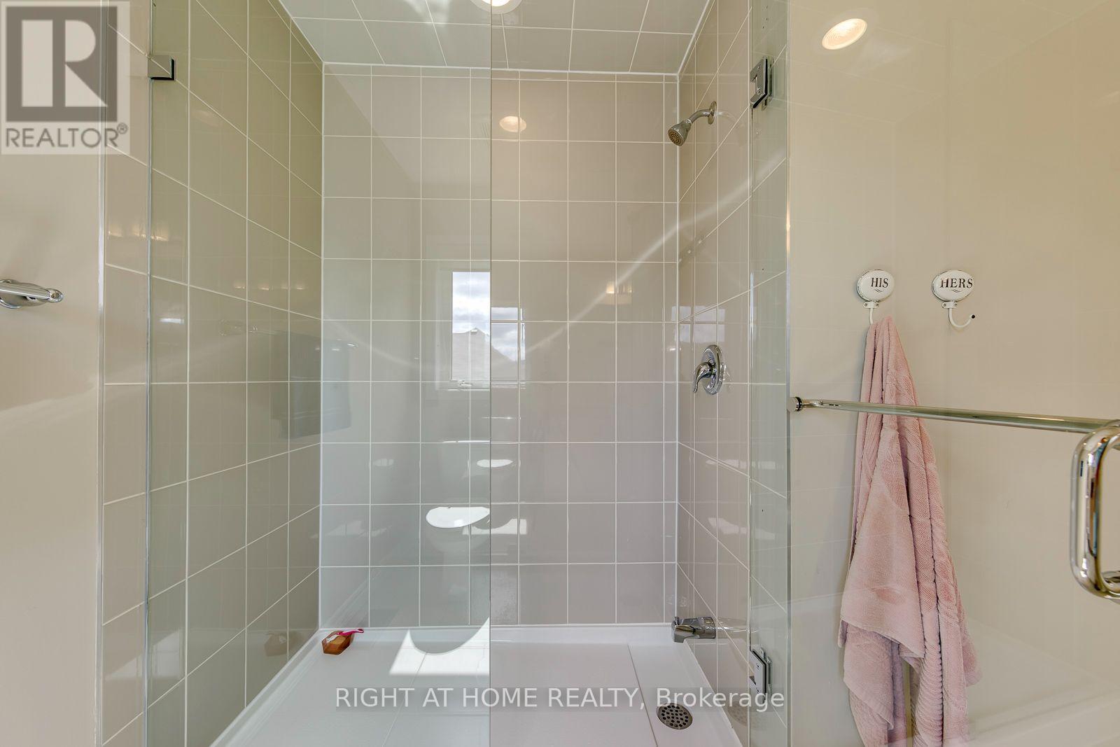 40 Stillwater Crescent, Hamilton, ON - Indoor Photo Showing Bathroom