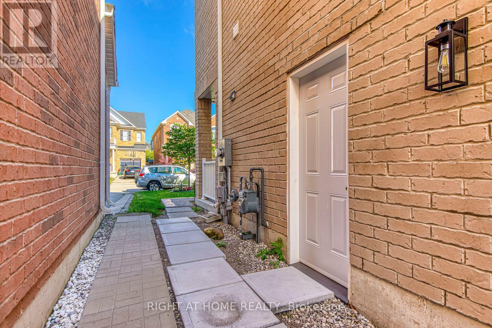 40 Stillwater Crescent, Hamilton, ON - Outdoor With Exterior