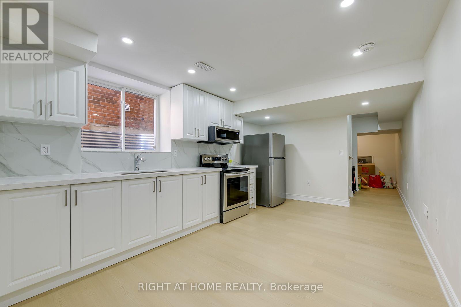 40 Stillwater Crescent, Hamilton, ON - Indoor Photo Showing Kitchen