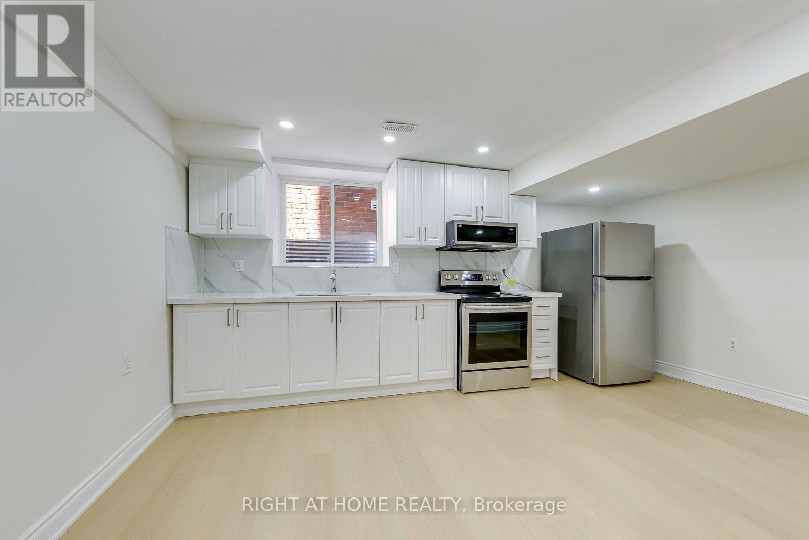 40 Stillwater Crescent, Hamilton, ON - Indoor Photo Showing Kitchen