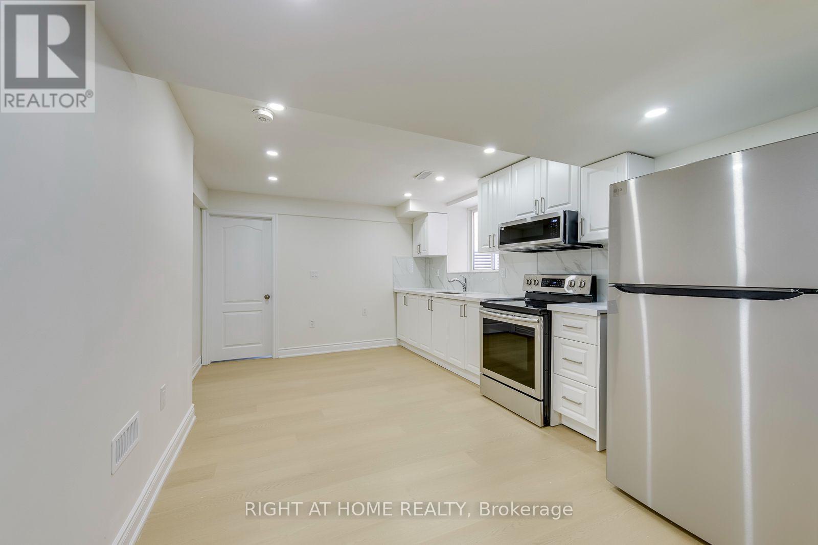40 Stillwater Crescent, Hamilton, ON - Indoor Photo Showing Kitchen