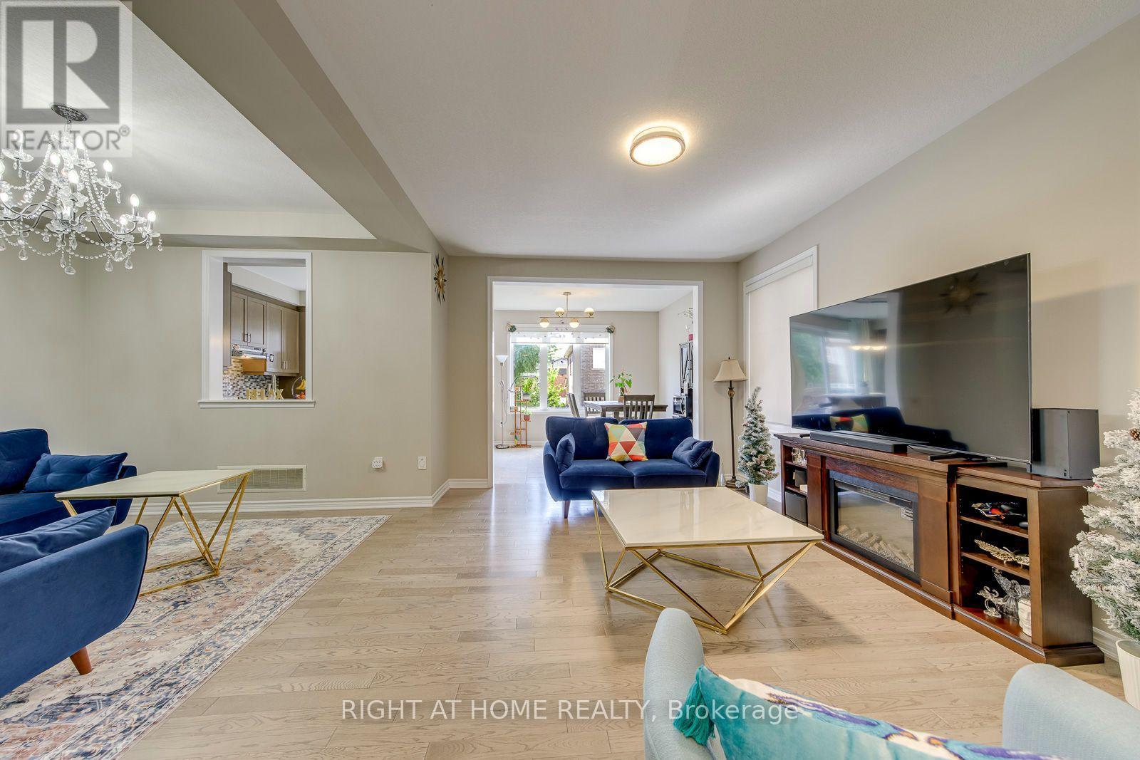 40 Stillwater Crescent, Hamilton, ON - Indoor Photo Showing Living Room