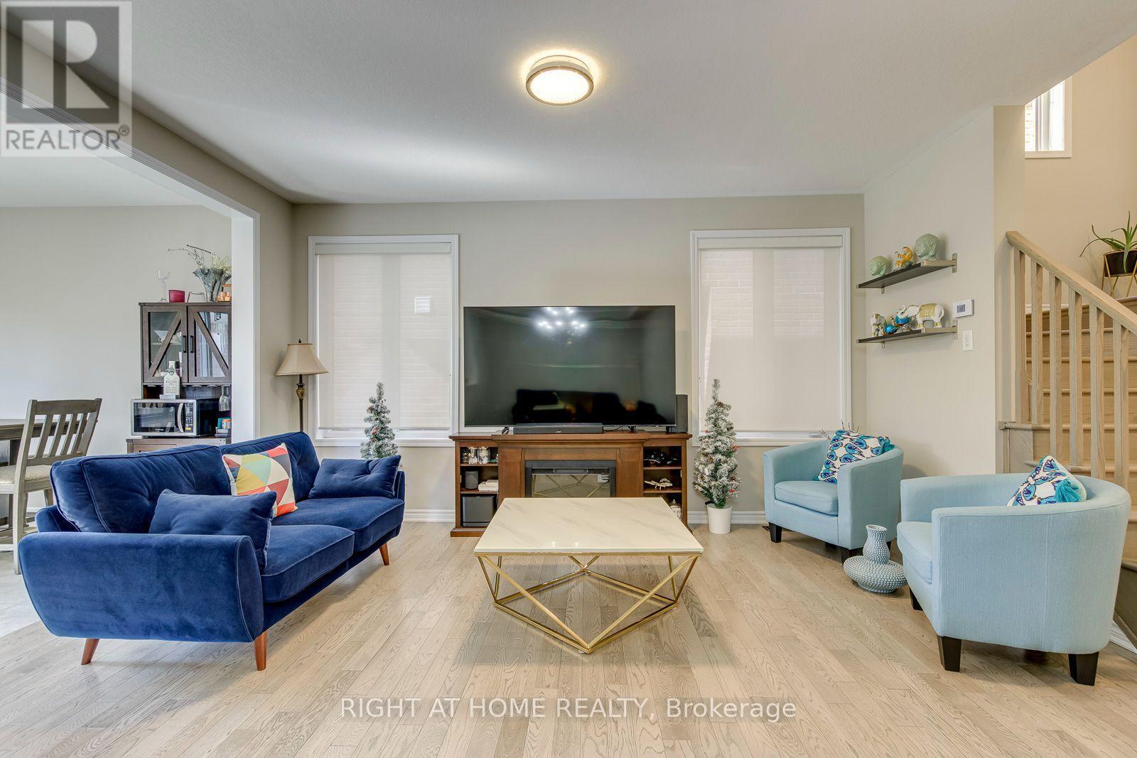 40 Stillwater Crescent, Hamilton, ON - Indoor Photo Showing Living Room