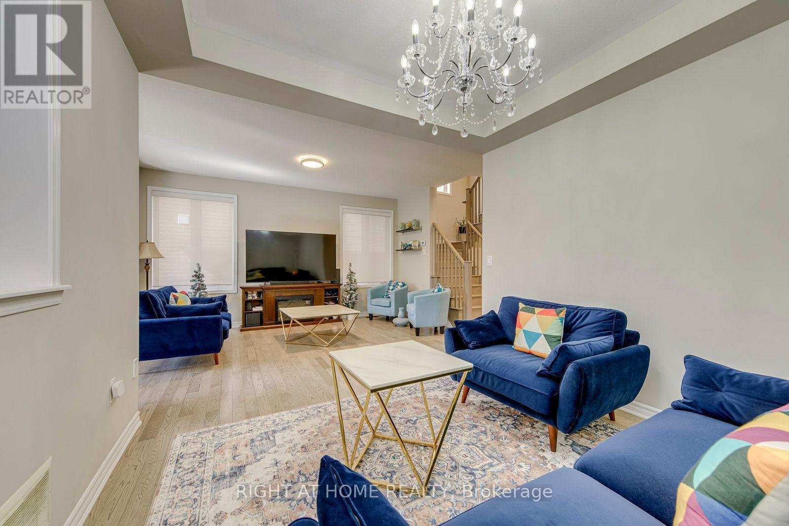 40 Stillwater Crescent, Hamilton, ON - Indoor Photo Showing Living Room