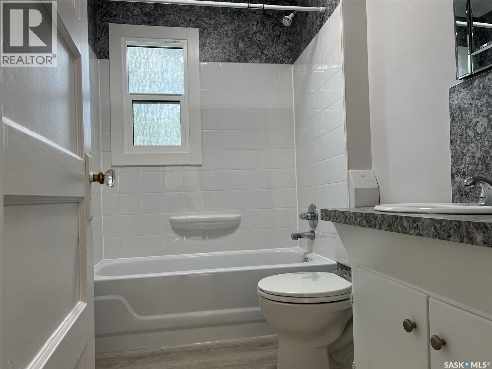 1255 Atkinson Street, Regina, SK - Indoor Photo Showing Bathroom