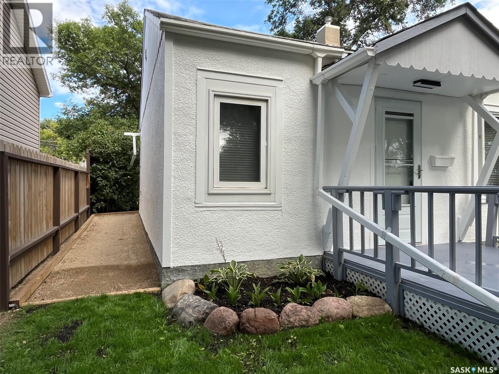 1255 Atkinson Street, Regina, SK - Outdoor With Exterior