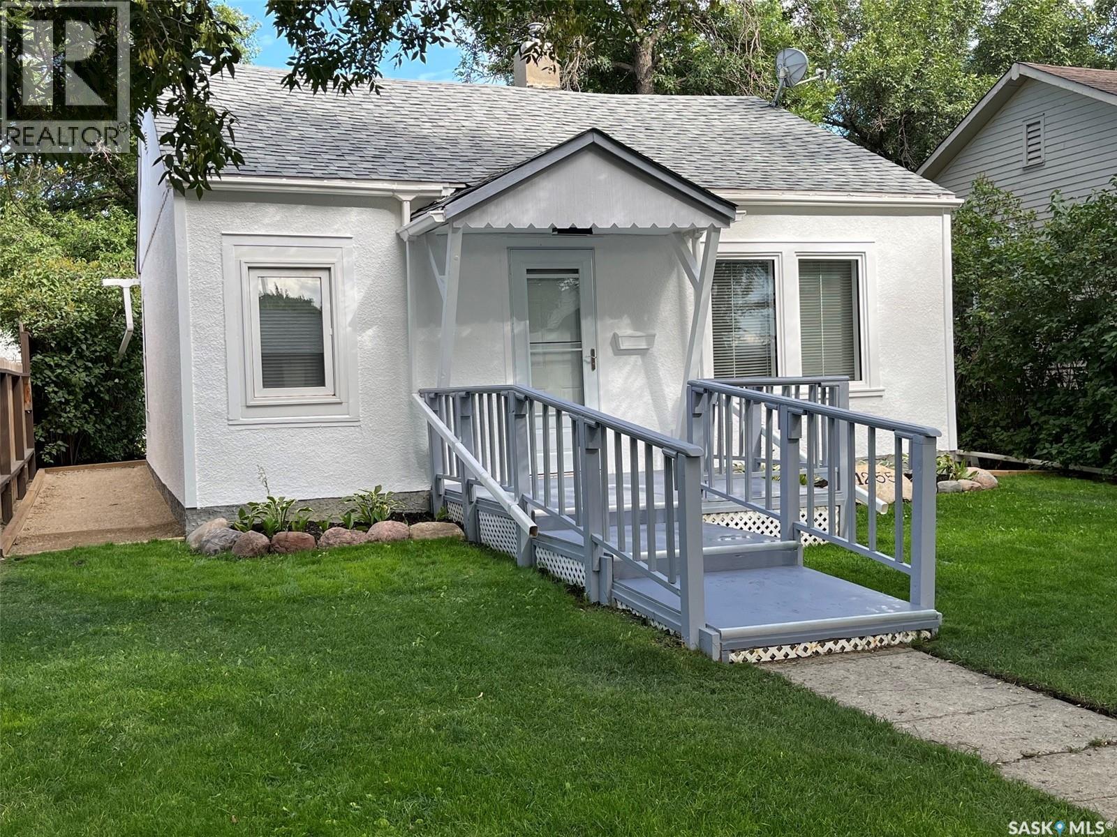 1255 Atkinson Street, Regina, SK - Outdoor
