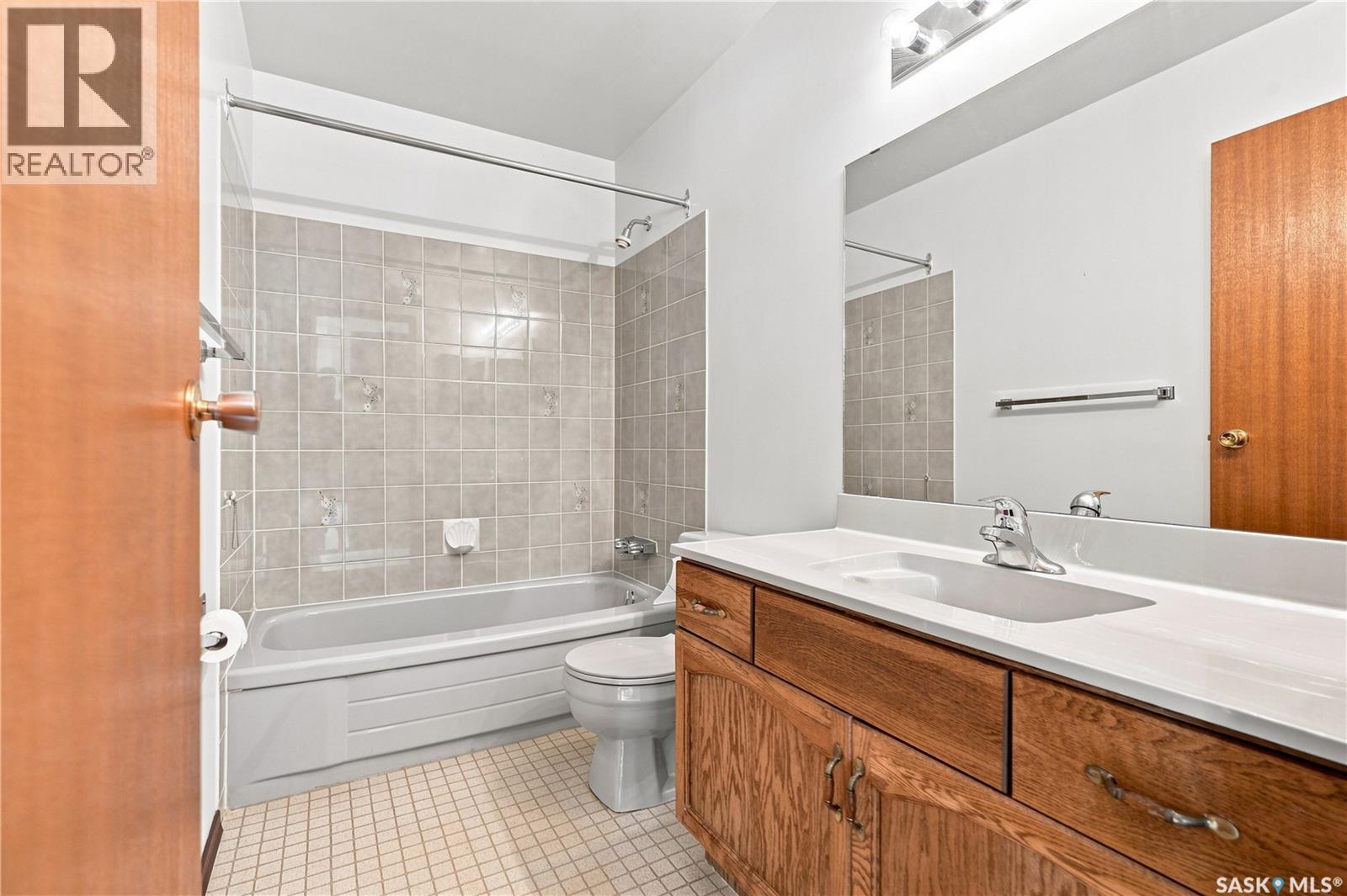 202 Stacey Court, Saskatoon, SK - Indoor Photo Showing Bathroom