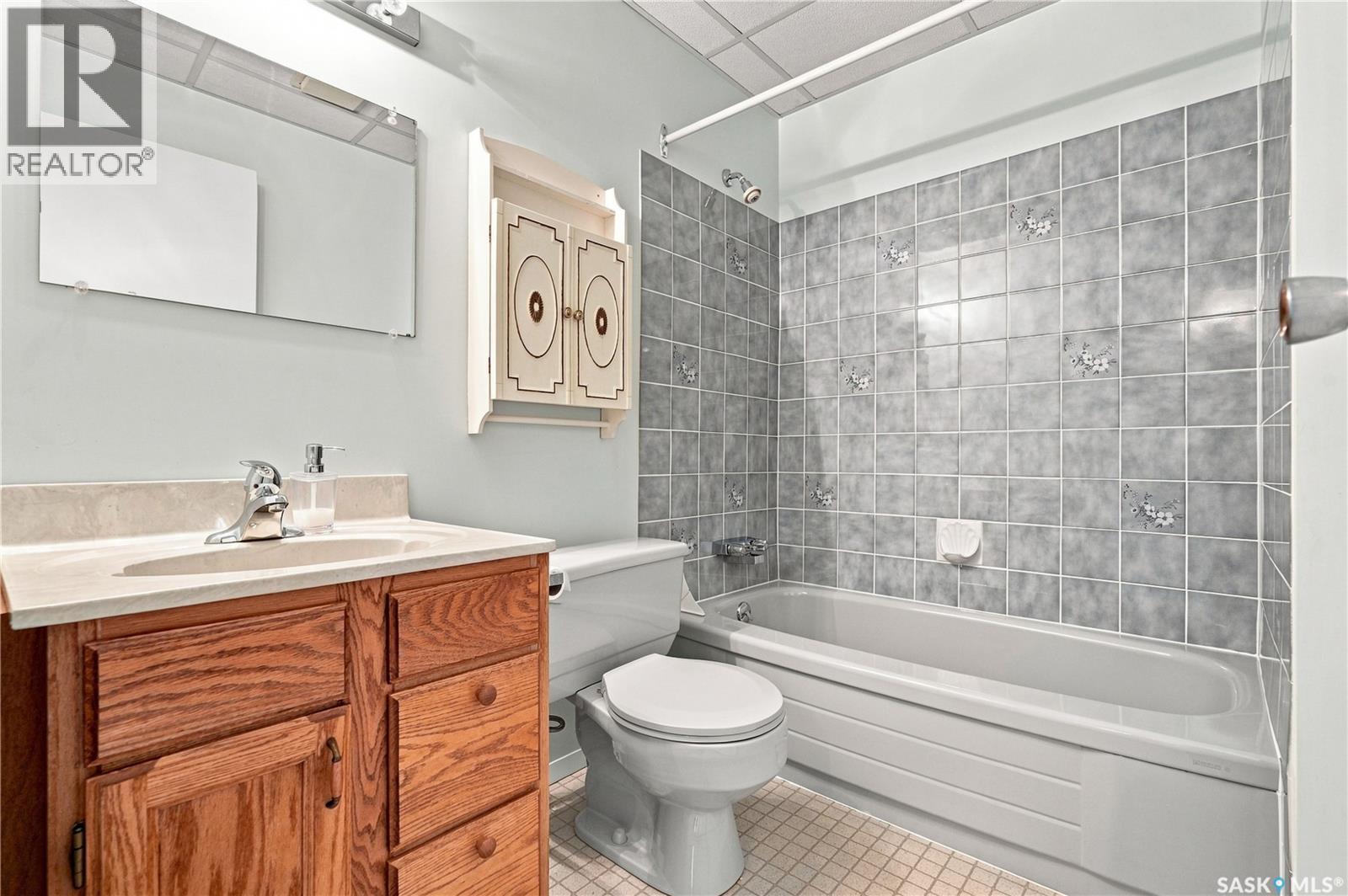 202 Stacey Court, Saskatoon, SK - Indoor Photo Showing Bathroom