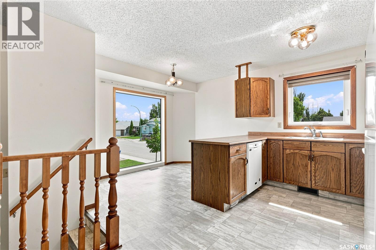 202 Stacey Court, Saskatoon, SK - Indoor Photo Showing Kitchen