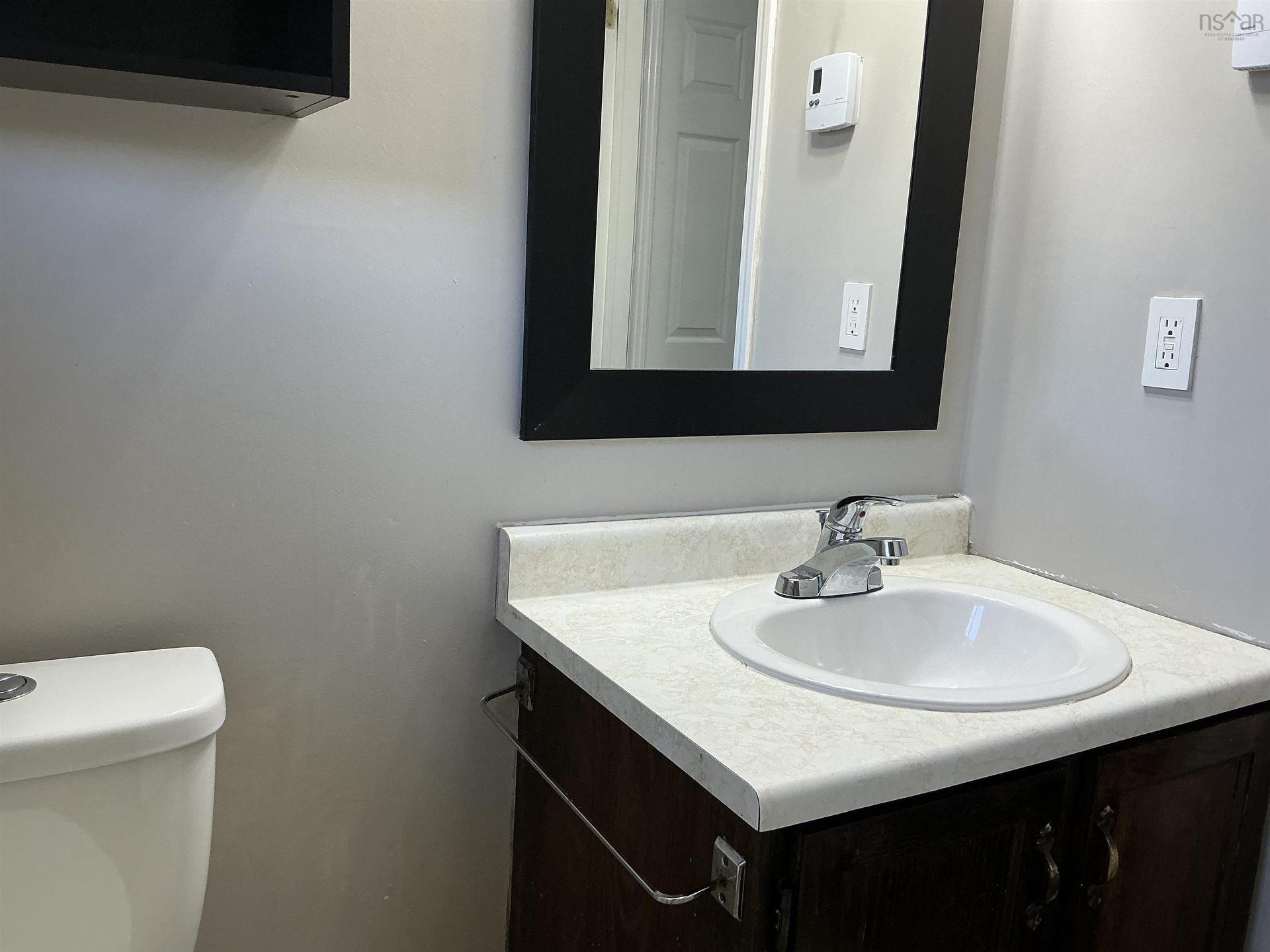 17 Oakwood, Dartmouth, NS - Indoor Photo Showing Bathroom