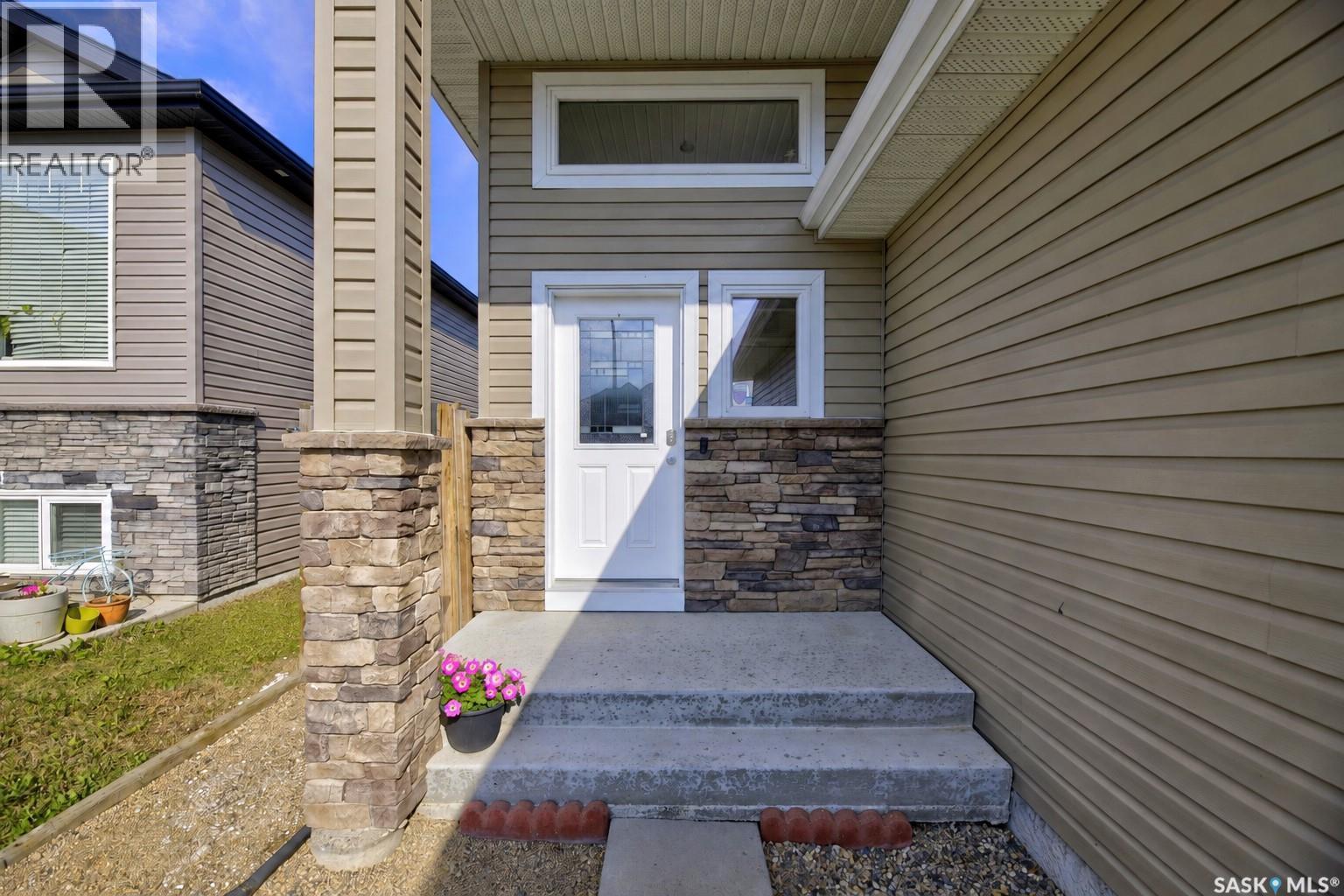 1114 Hargreaves Way, Saskatoon, SK - Outdoor
