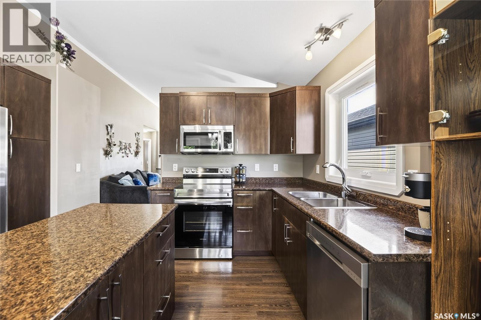 1114 Hargreaves Way, Saskatoon, SK - Indoor Photo Showing Kitchen With Double Sink With Upgraded Kitchen