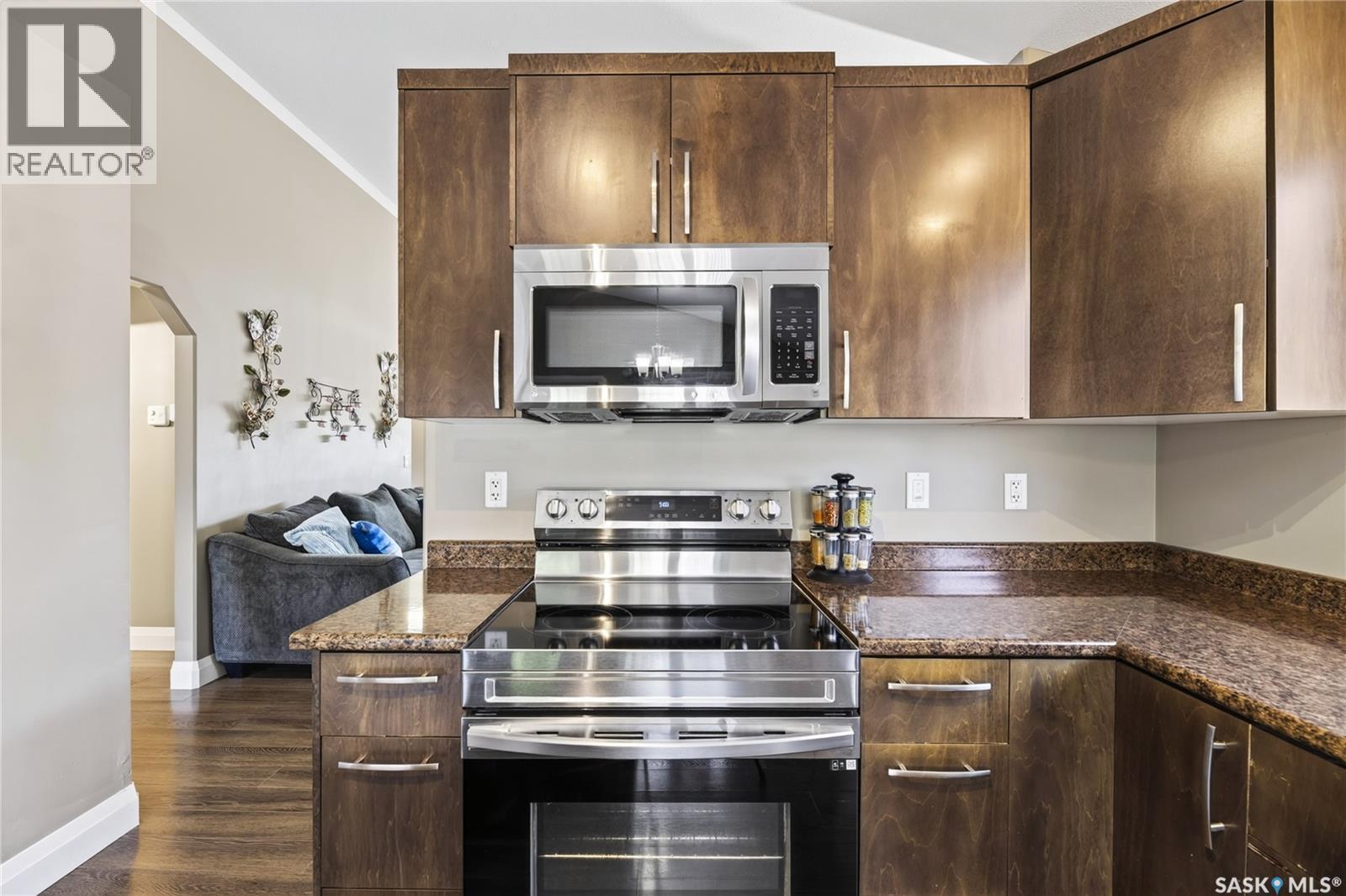 1114 Hargreaves Way, Saskatoon, SK - Indoor Photo Showing Kitchen