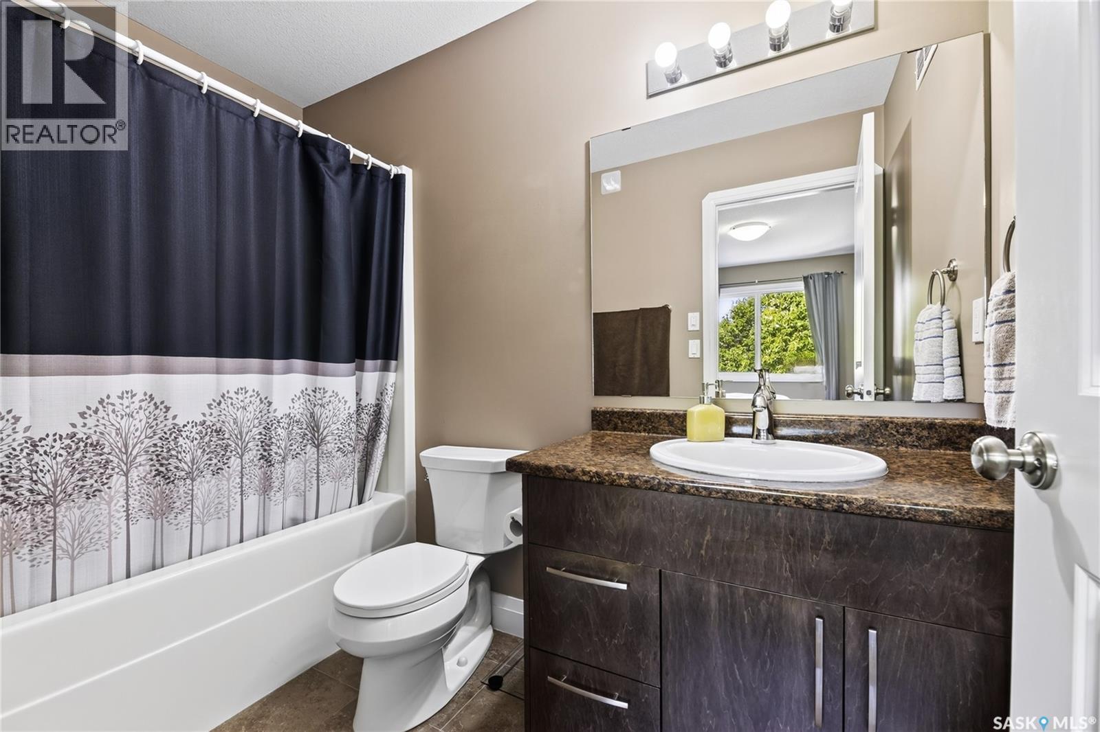 1114 Hargreaves Way, Saskatoon, SK - Indoor Photo Showing Bathroom